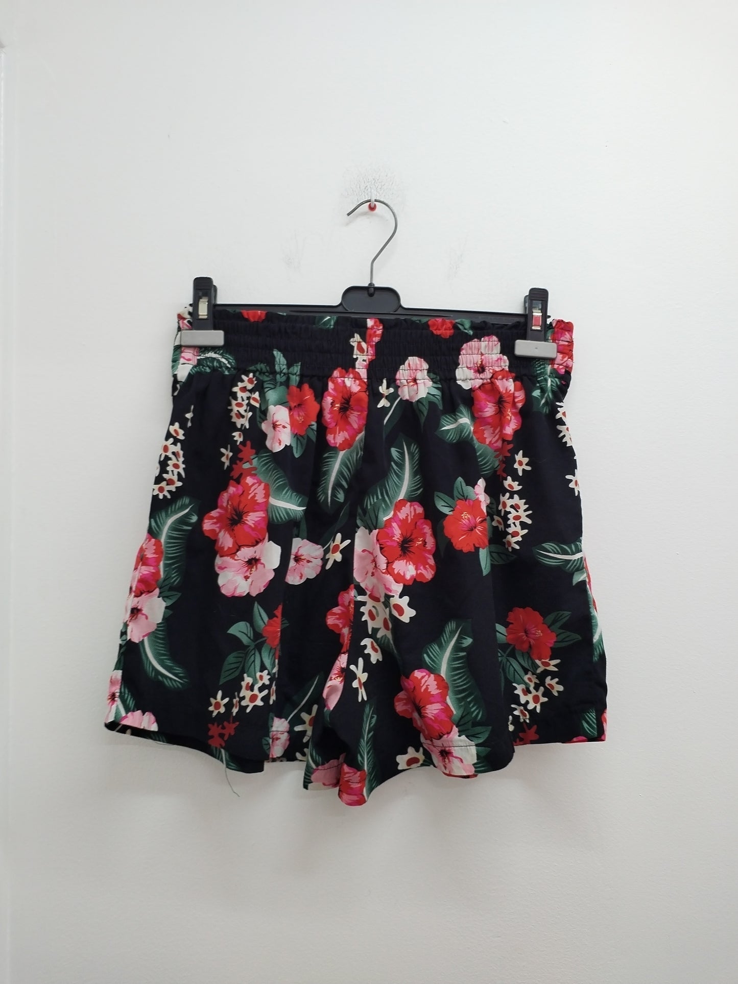 Short L'Olive verte noir fleuri Taille 40
