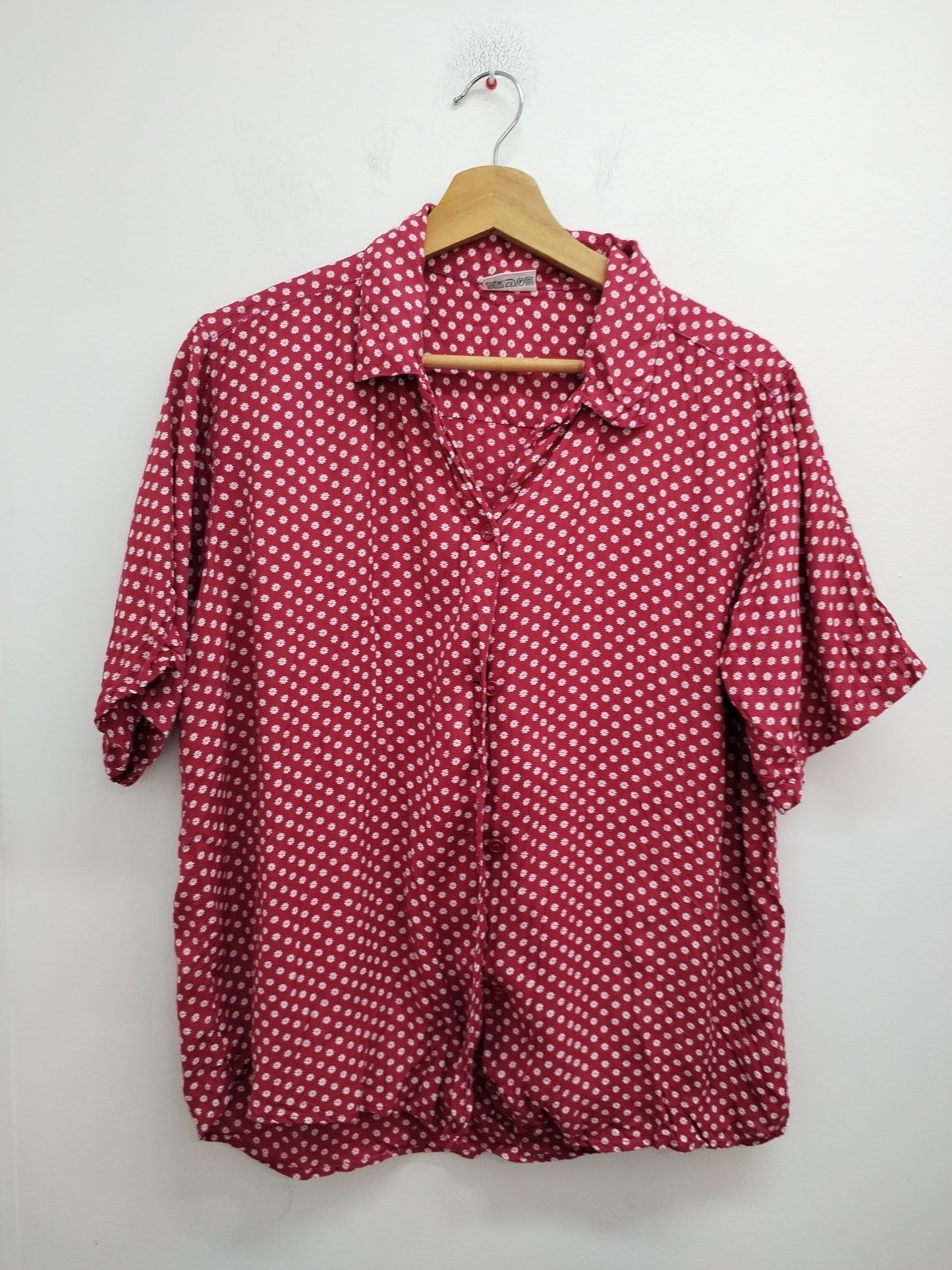 Chemise manches courtes rouge à petites fleurs blanches Taille L