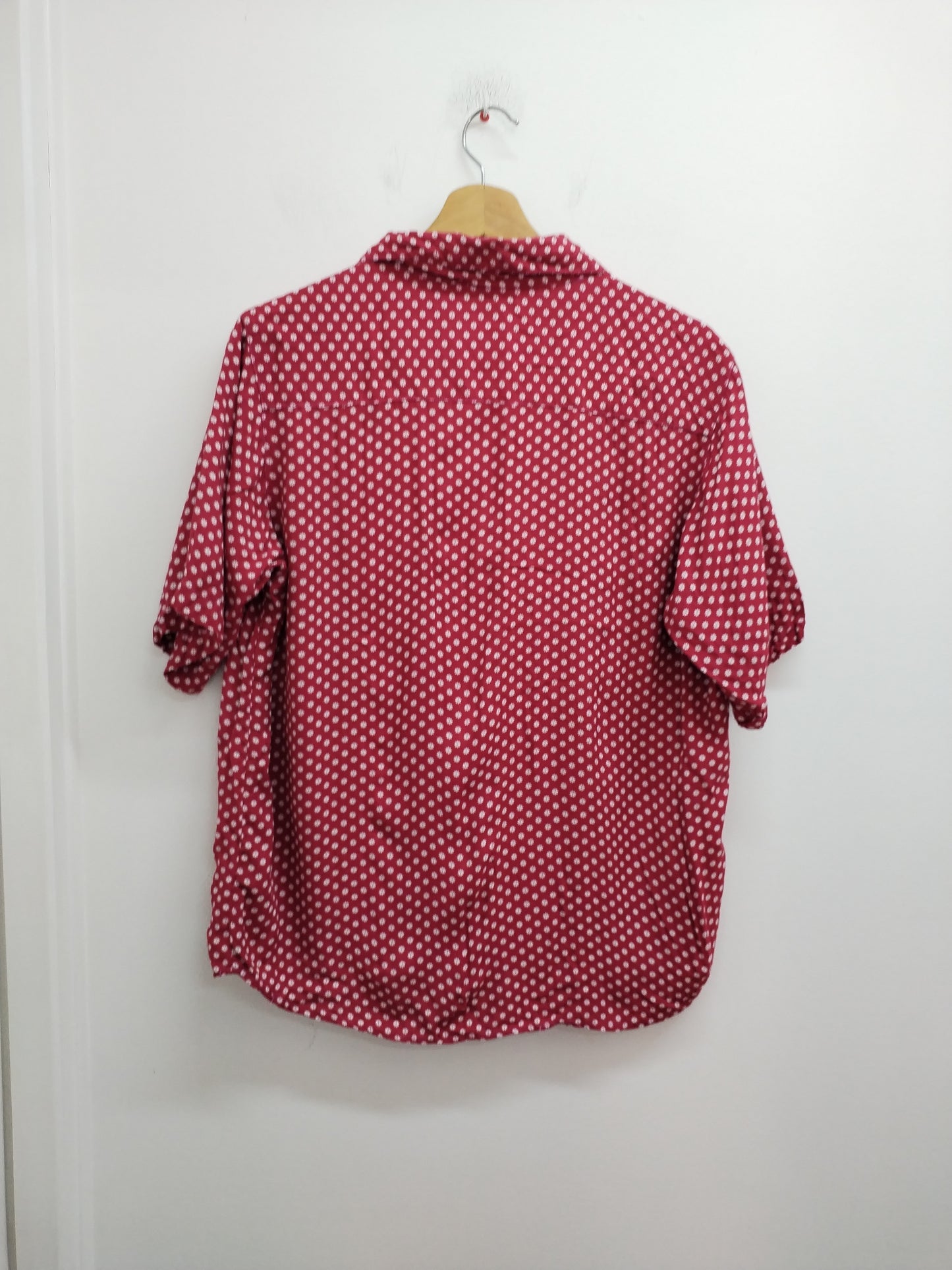Chemise manches courtes rouge à petites fleurs blanches Taille L