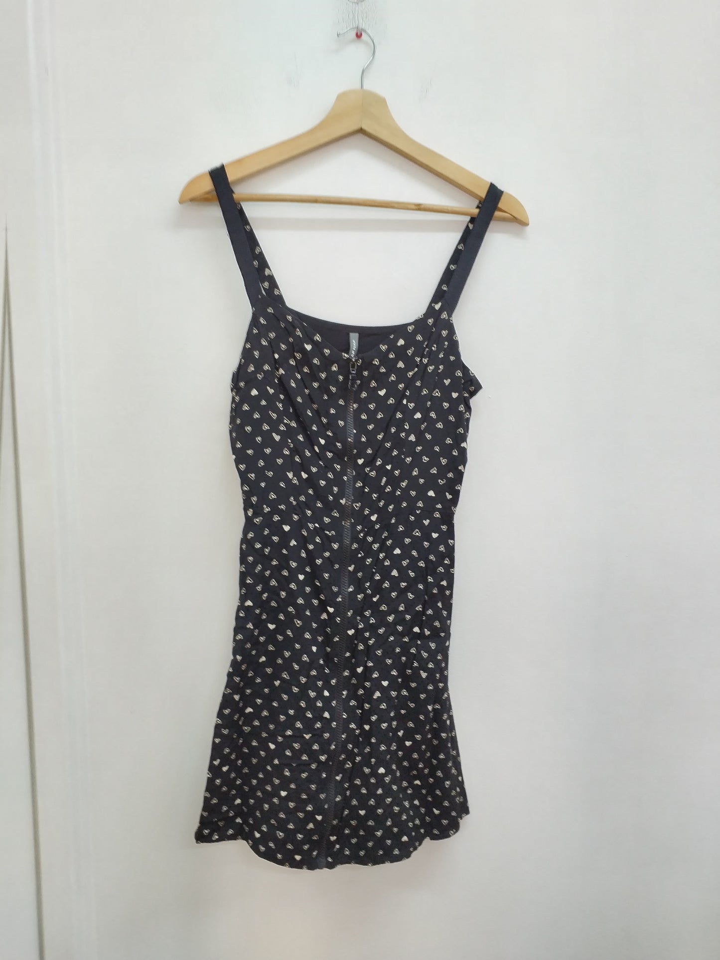 Robe à bretelles Naf-Naf noire avec petits cœurs blancs Taille 38