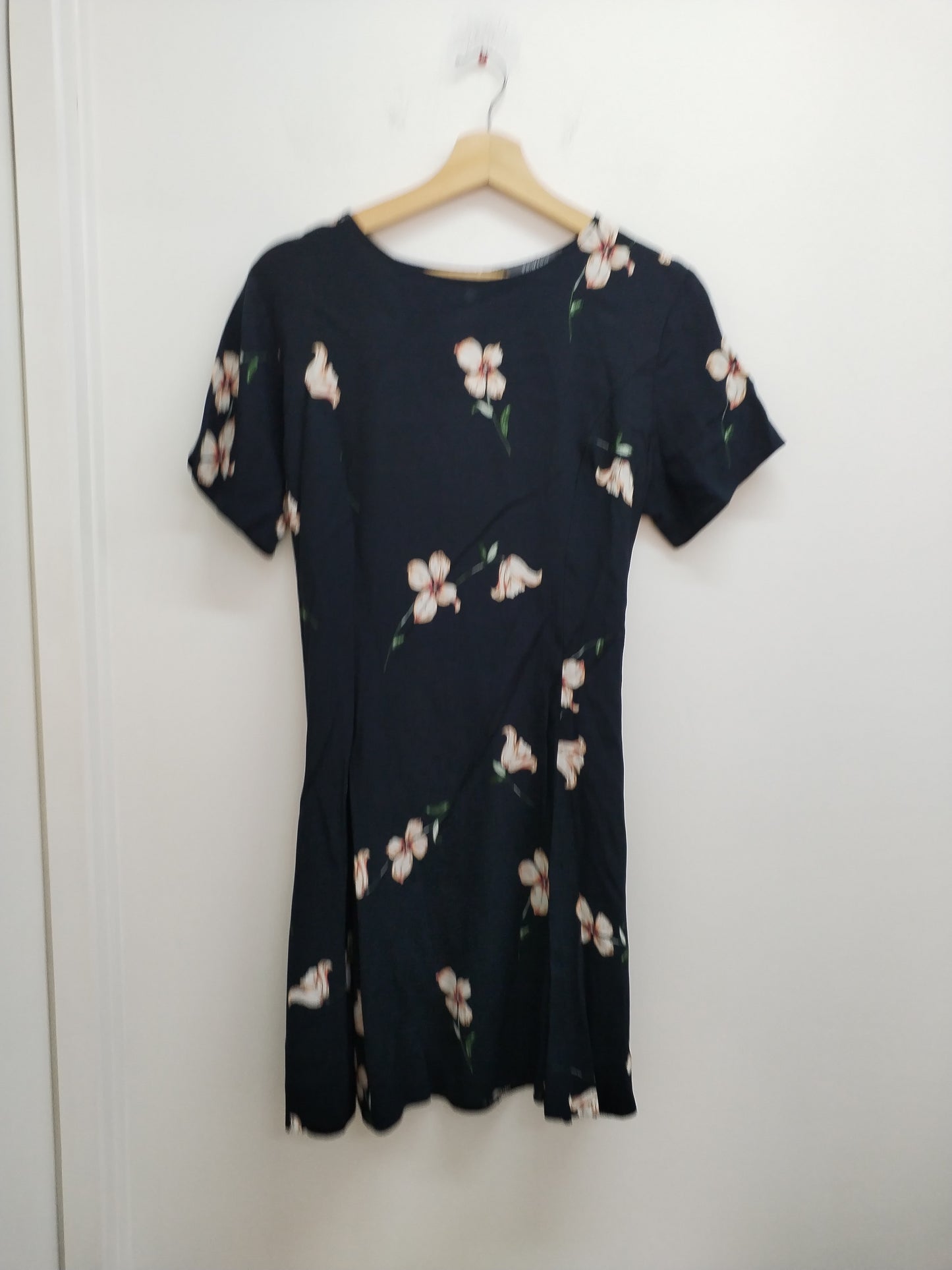 Robe manches courtes Primark noire fleurie Taille 42