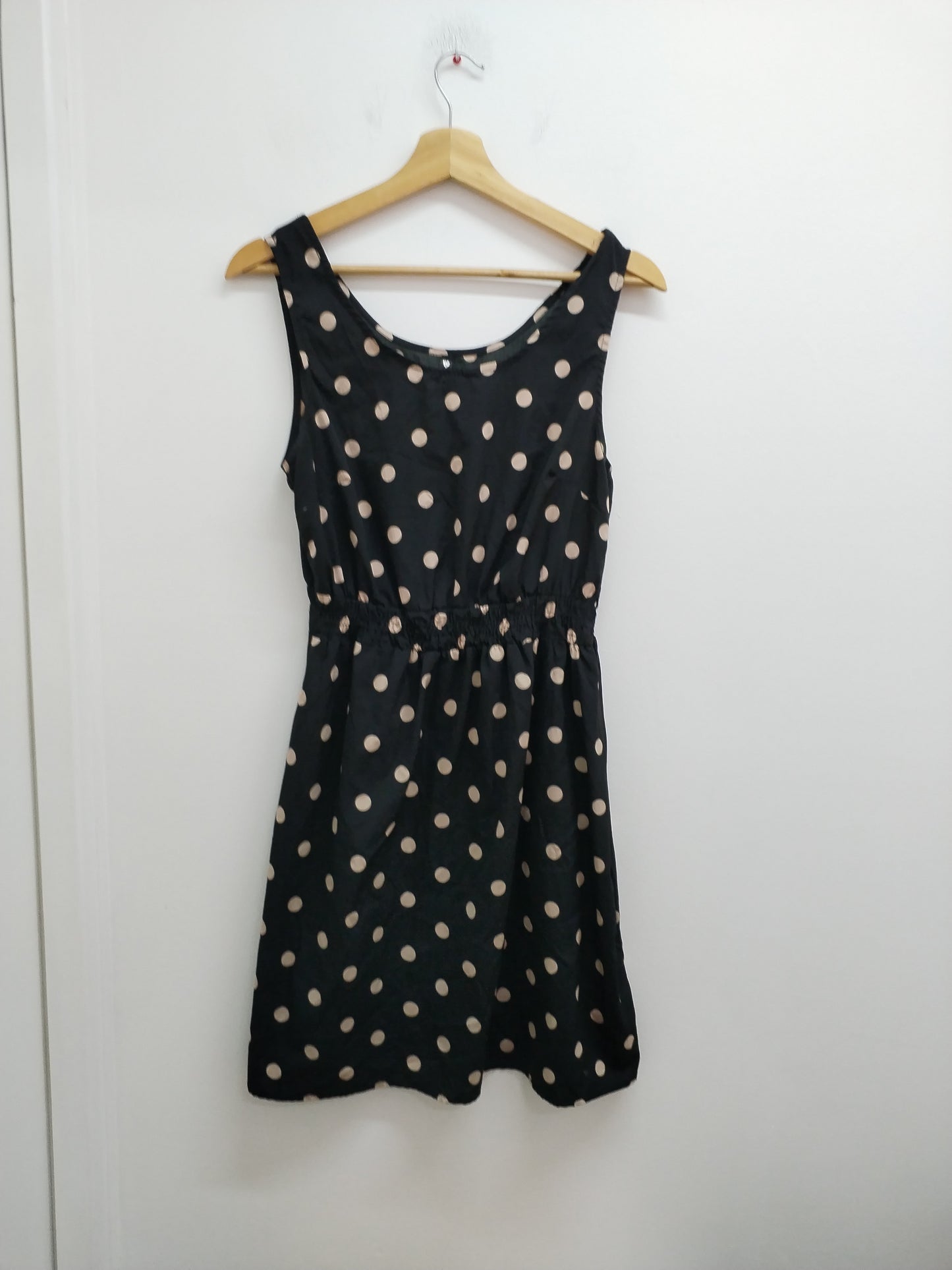Robe fluide sans manches Influence noire à pois beiges Taille 38