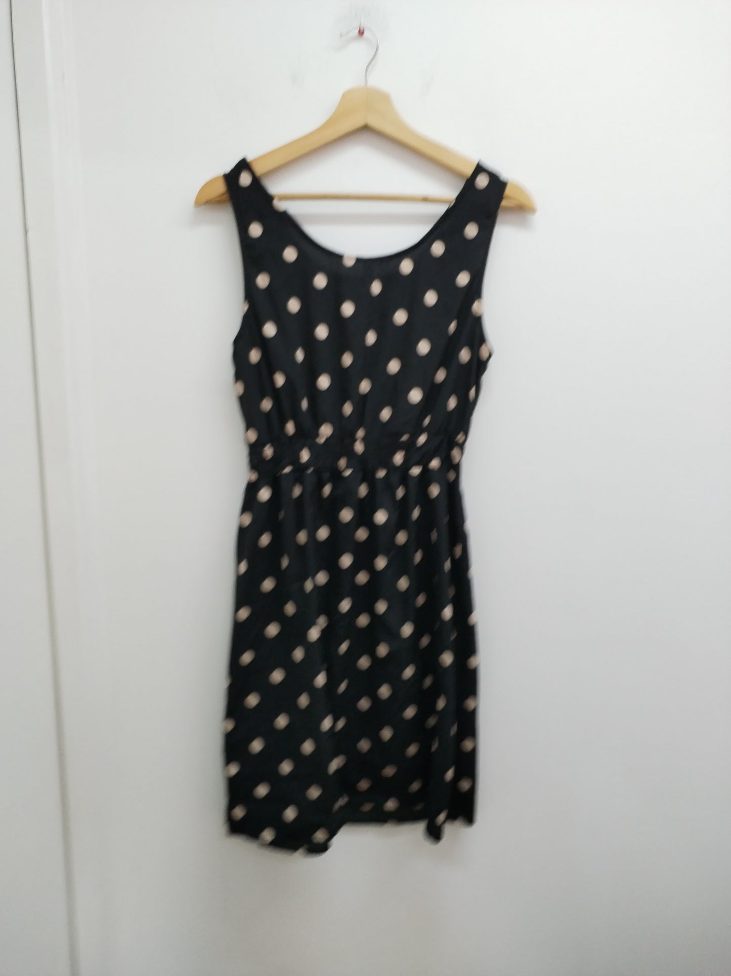 Robe fluide sans manches Influence noire à pois beiges Taille 38