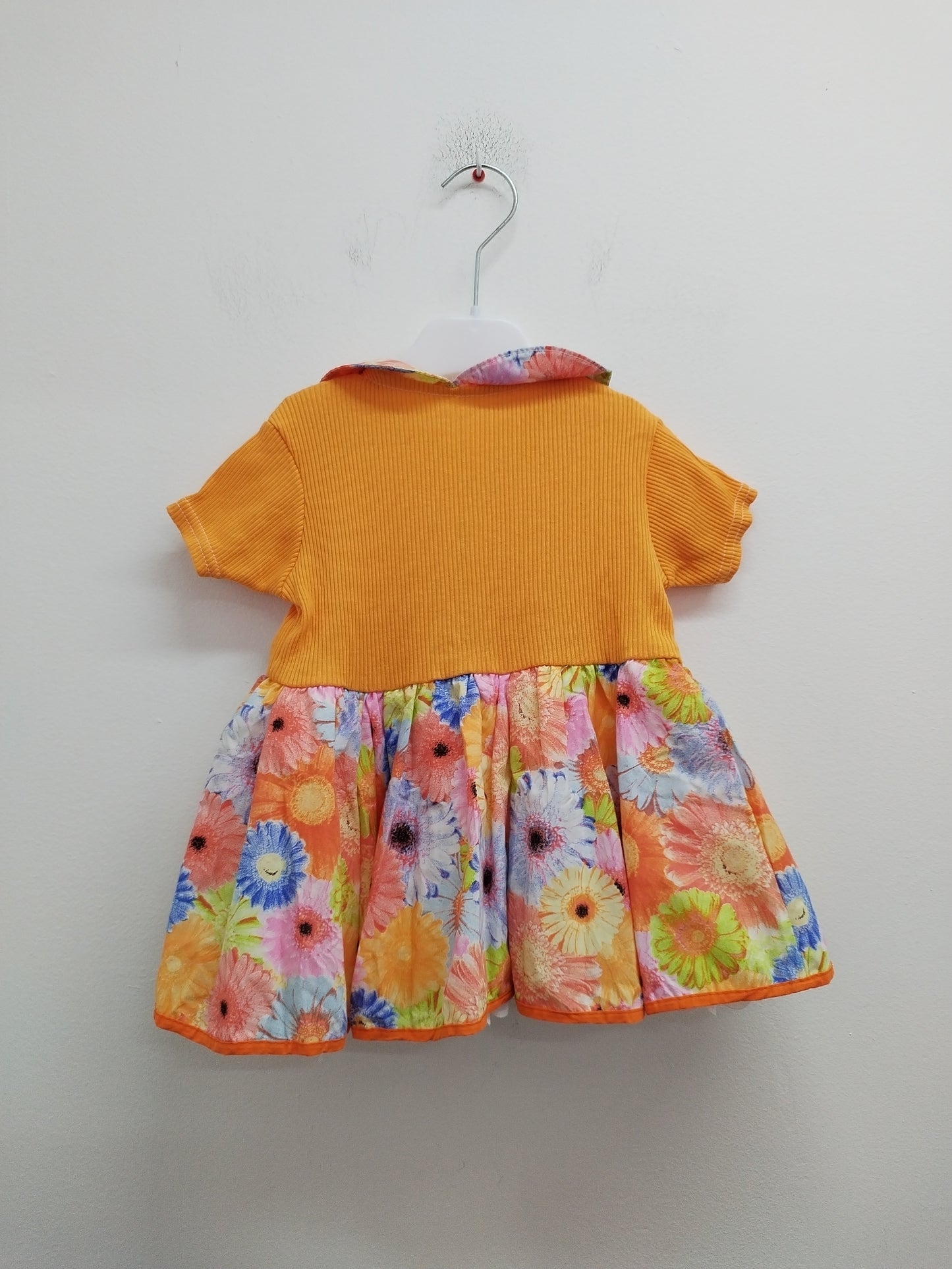 Robe manches courtes orange et fleurie Taille 2 Ans