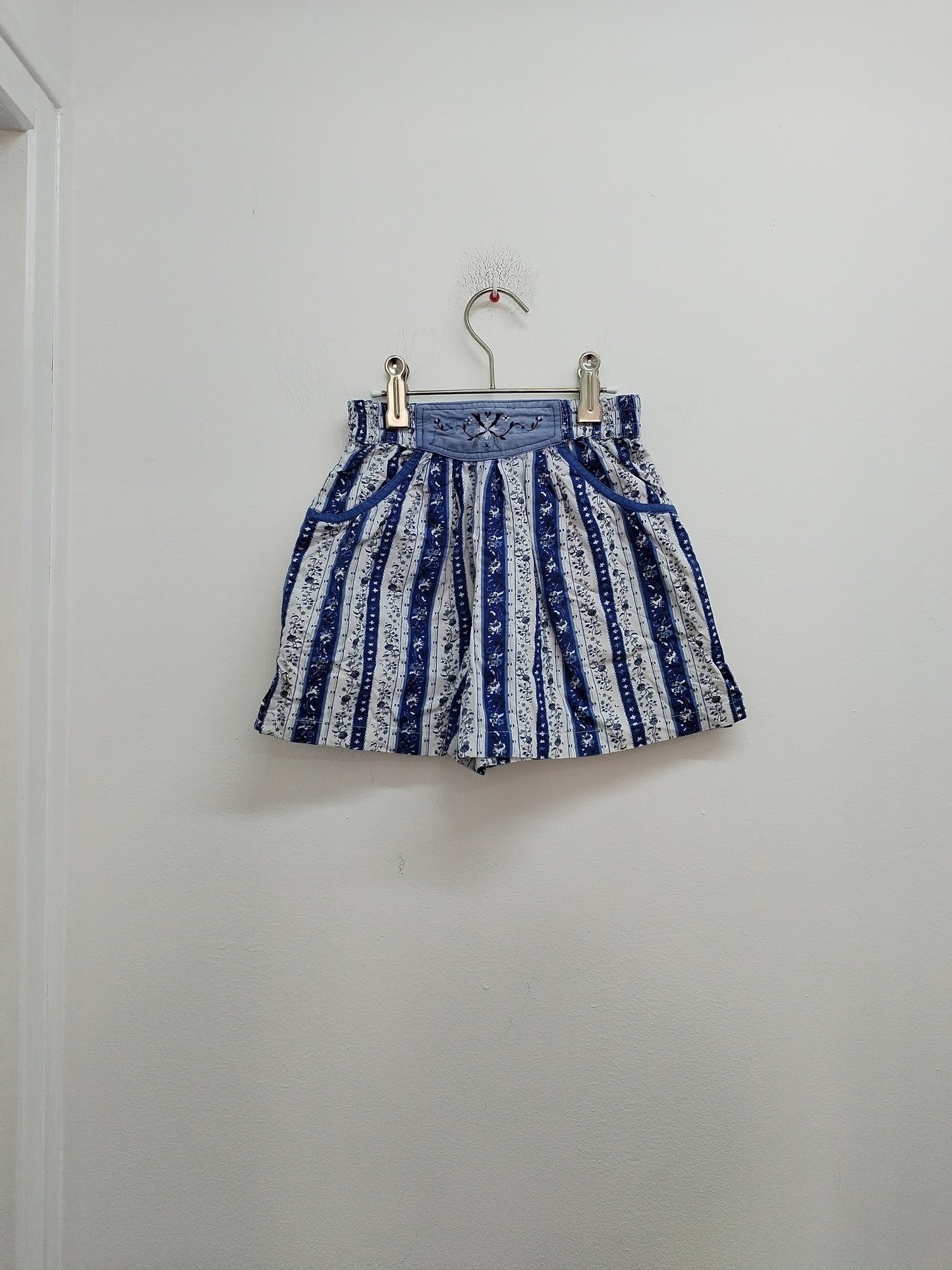 Short large Kiabi rayé bleu et blanc Taille 6 Ans