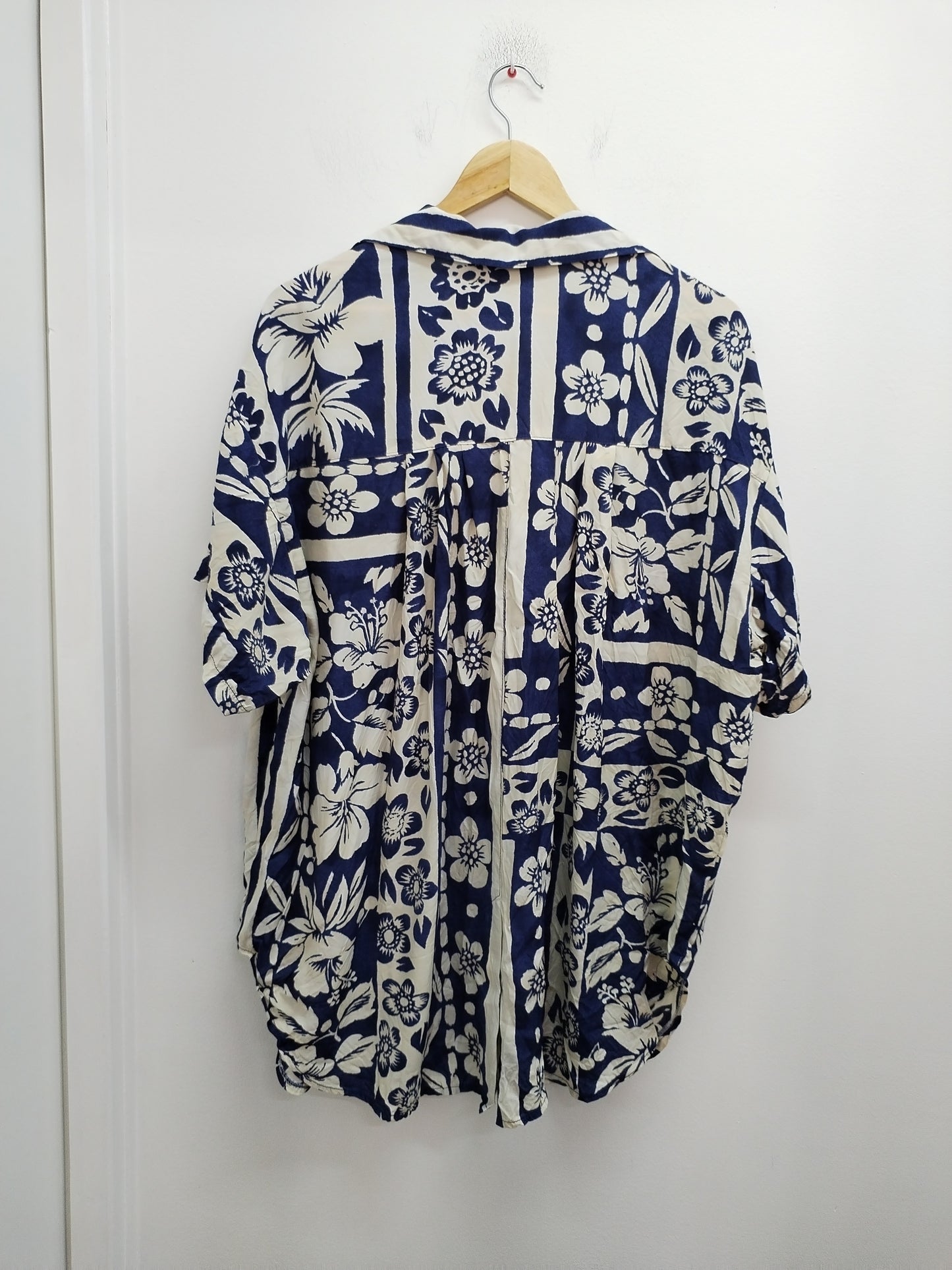 Chemise manches courtes Coup de Charme bleue et beige fleurie Taille 3XL