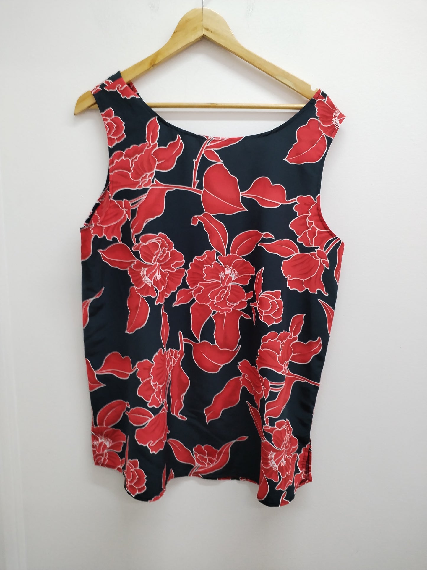 Débardeur fluide Berger du Mord noir fleuri Taille 46/48