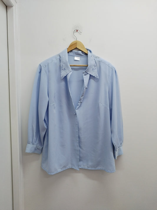 Chemise manches longues bleue claire avec dentelle Taille 46/48