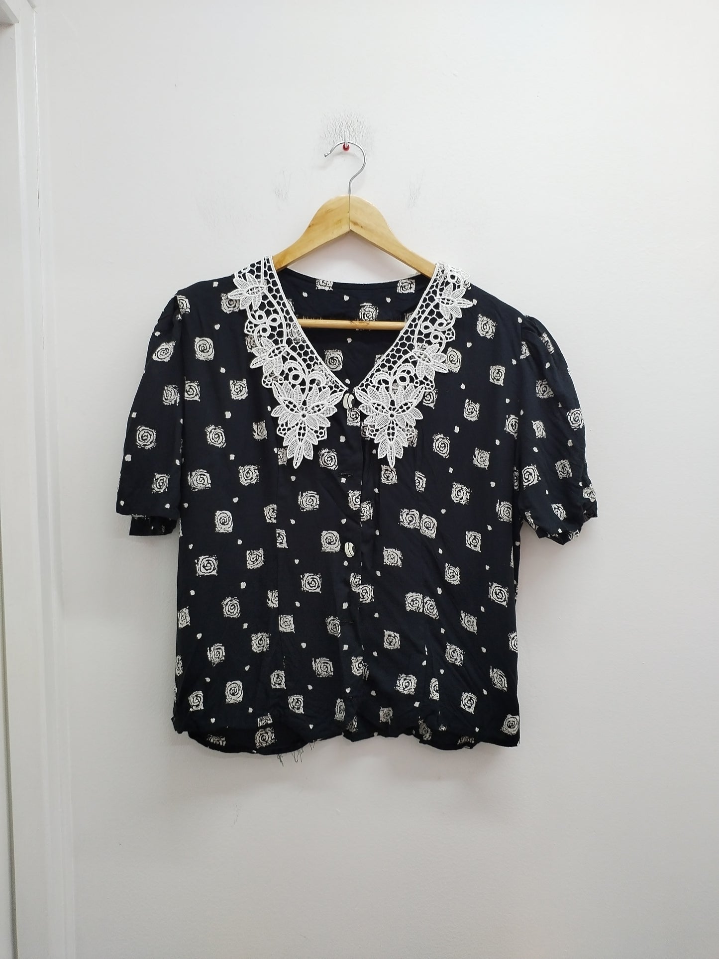 Chemise maches courtes noire avec motifs et col en dentelle Taille L