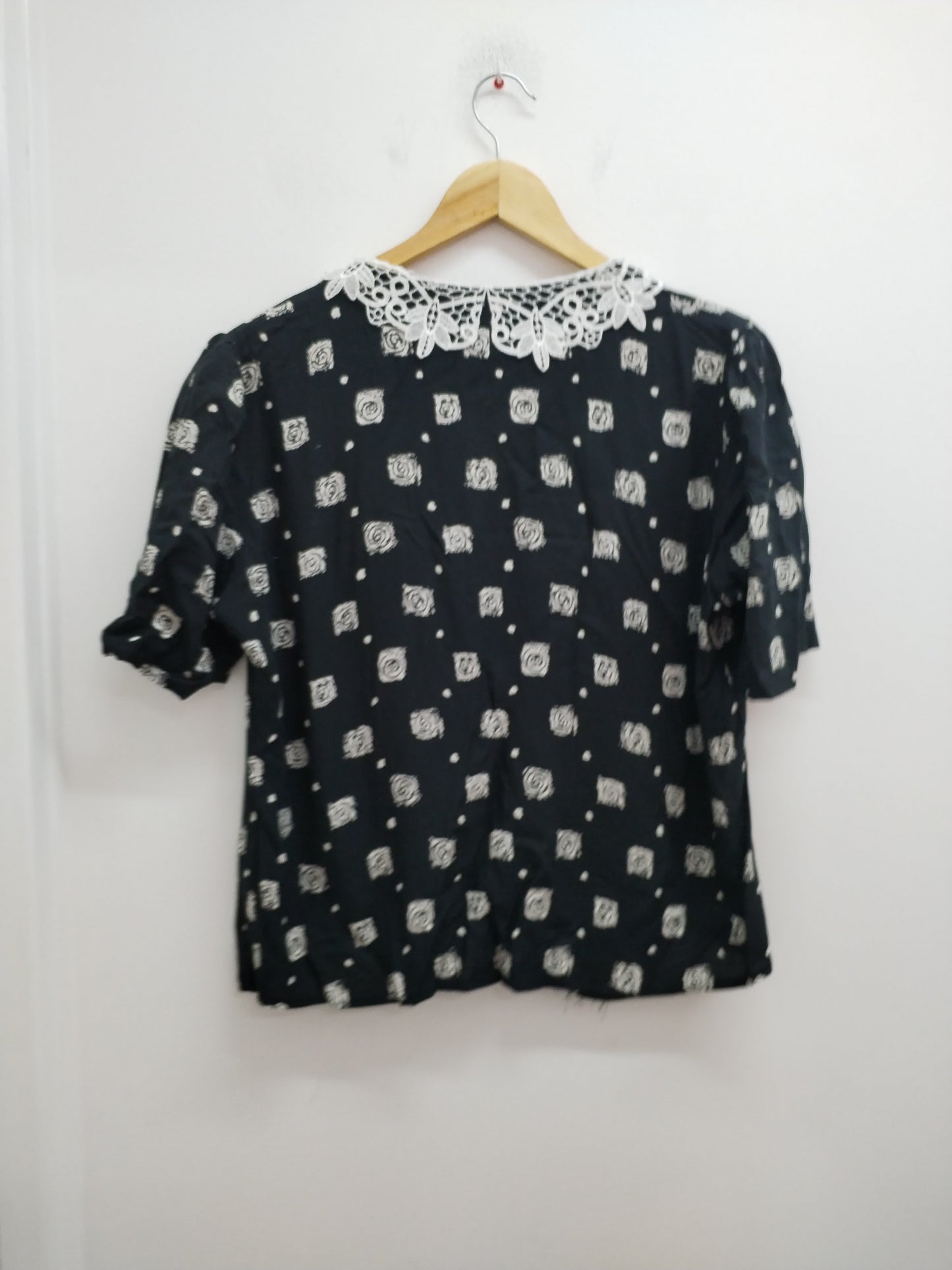 Chemise maches courtes noire avec motifs et col en dentelle Taille L