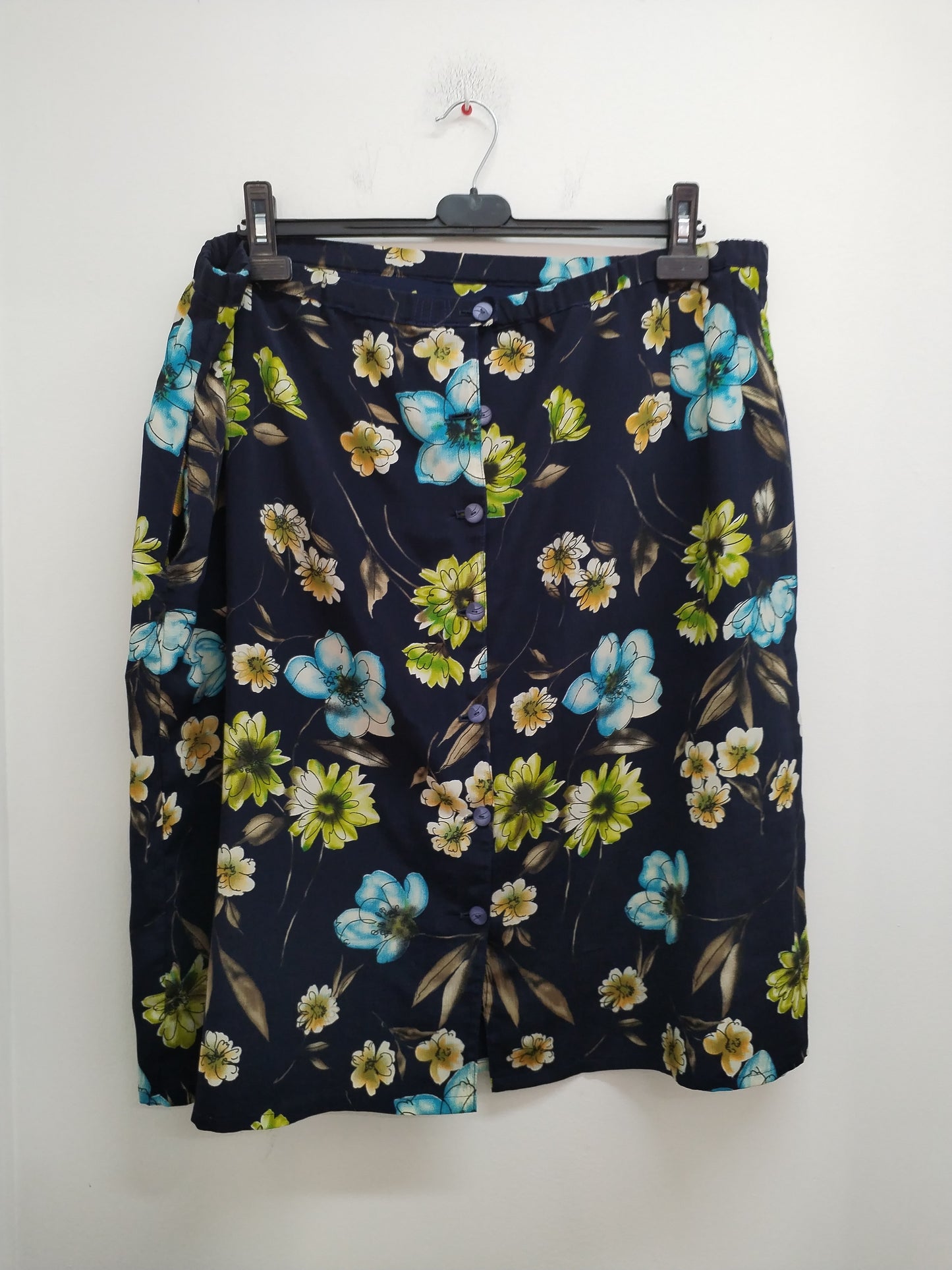 Jupe mi-longue marine fleurie Taille 50/52