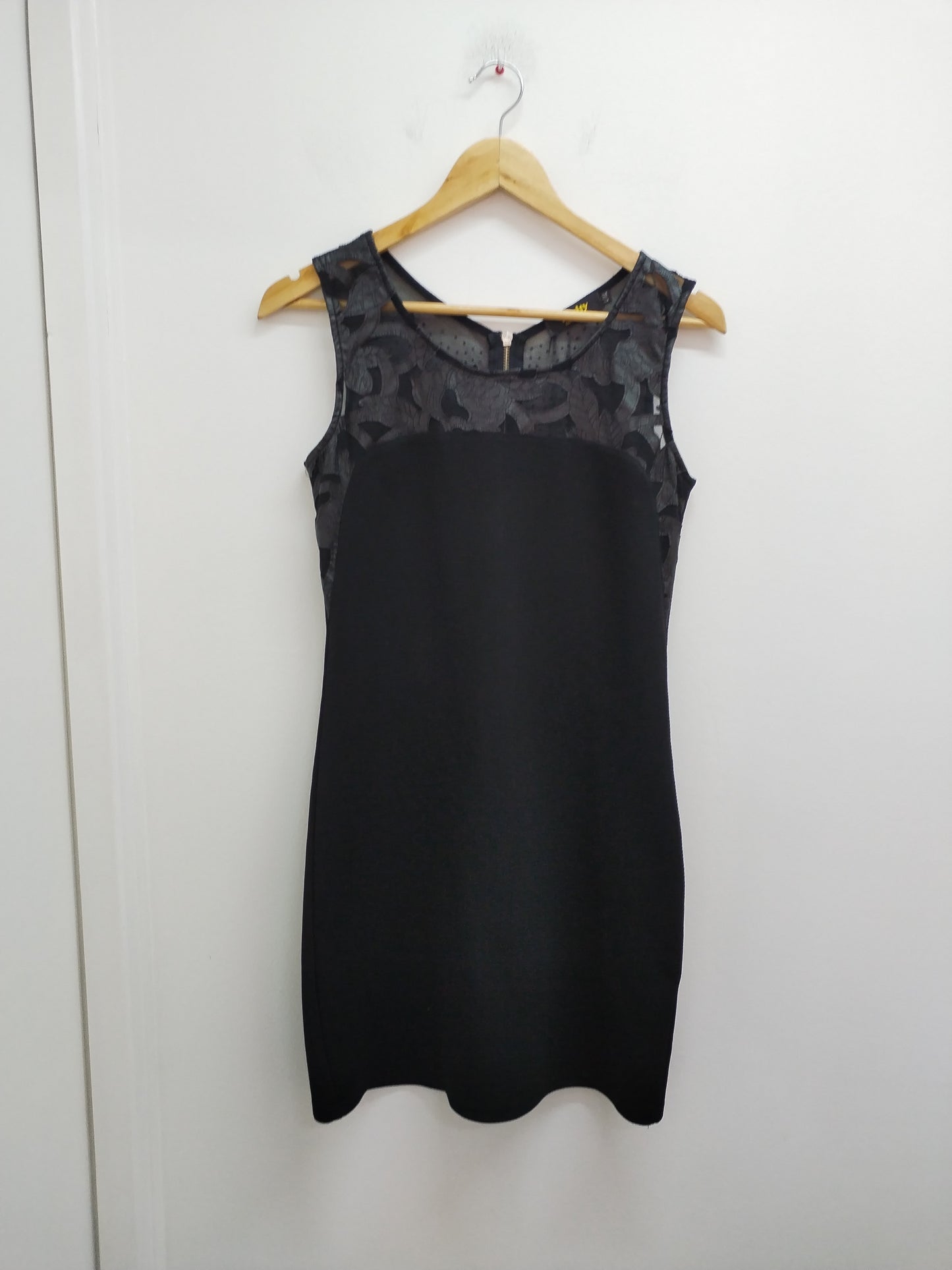 Robe sans manche Realty noire avec dentelle et strass Taille L/XL