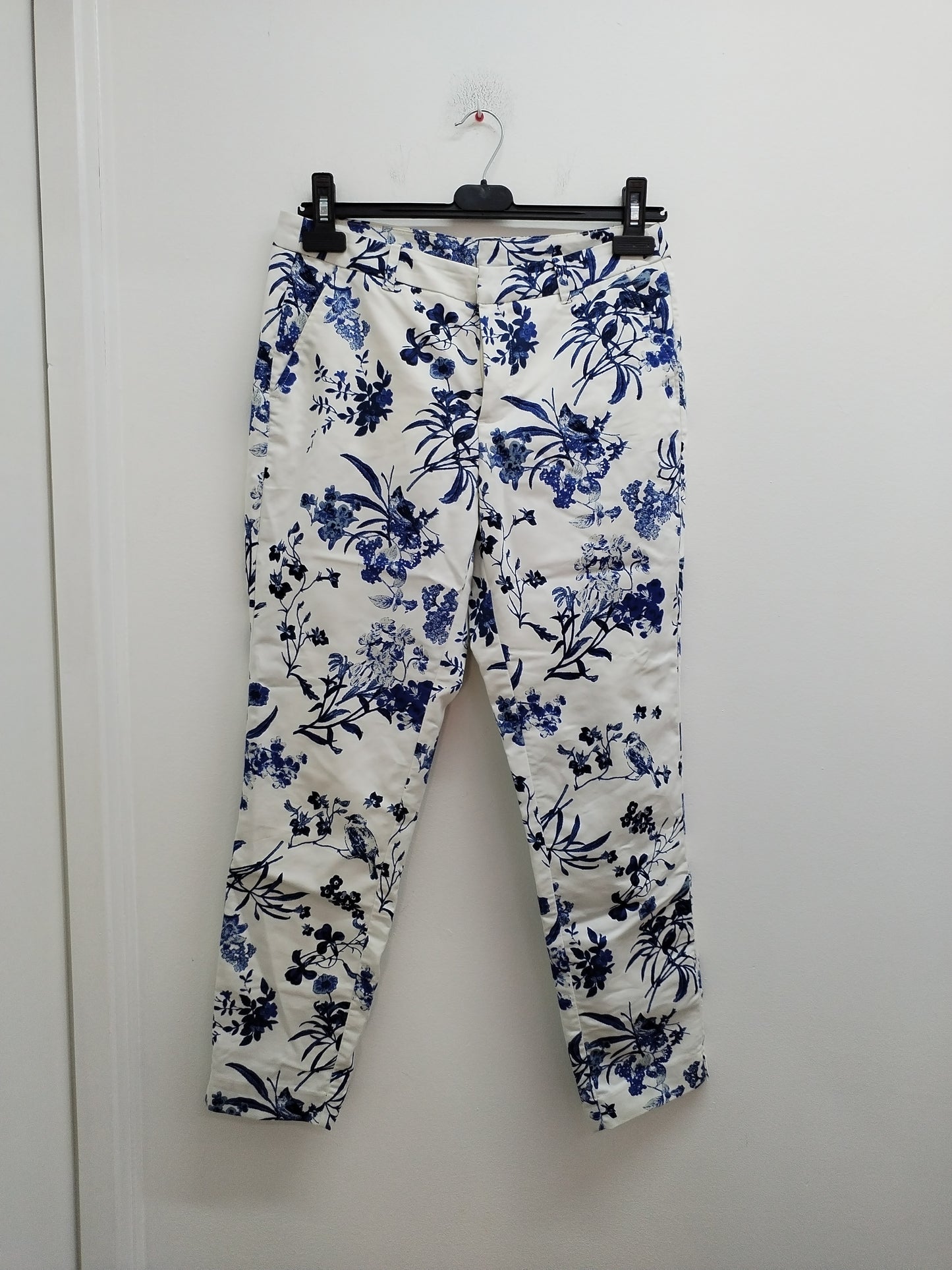 Pantalon Yessica blanc fleuri bleu Taille 36