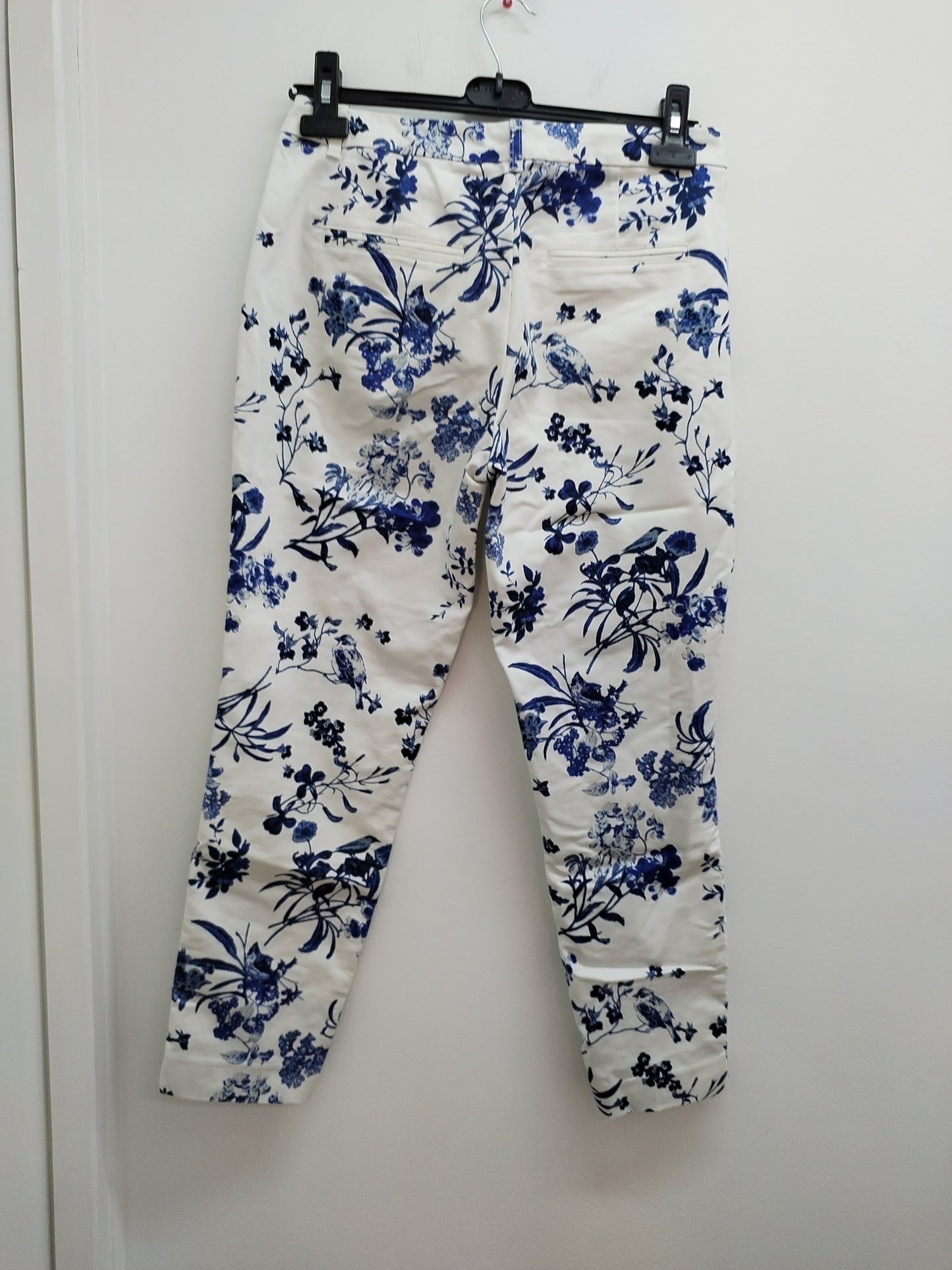 Pantalon Yessica blanc fleuri bleu Taille 36