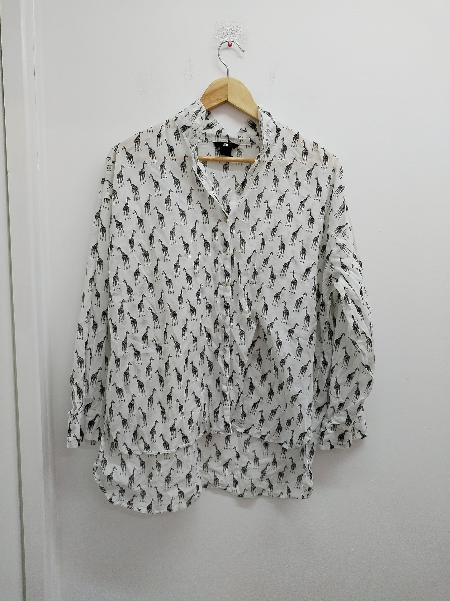 Chemise manches longues H&M blanche à motifs girafes Taille 36