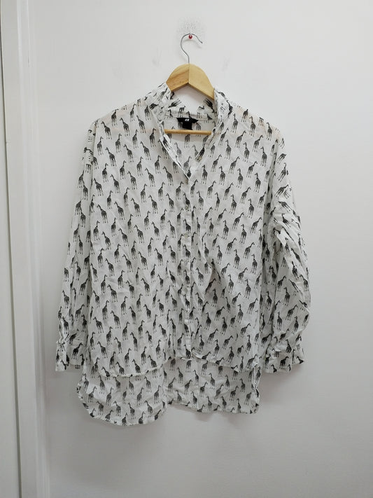 Chemise manches longues H&M blanche à motifs girafes Taille 36