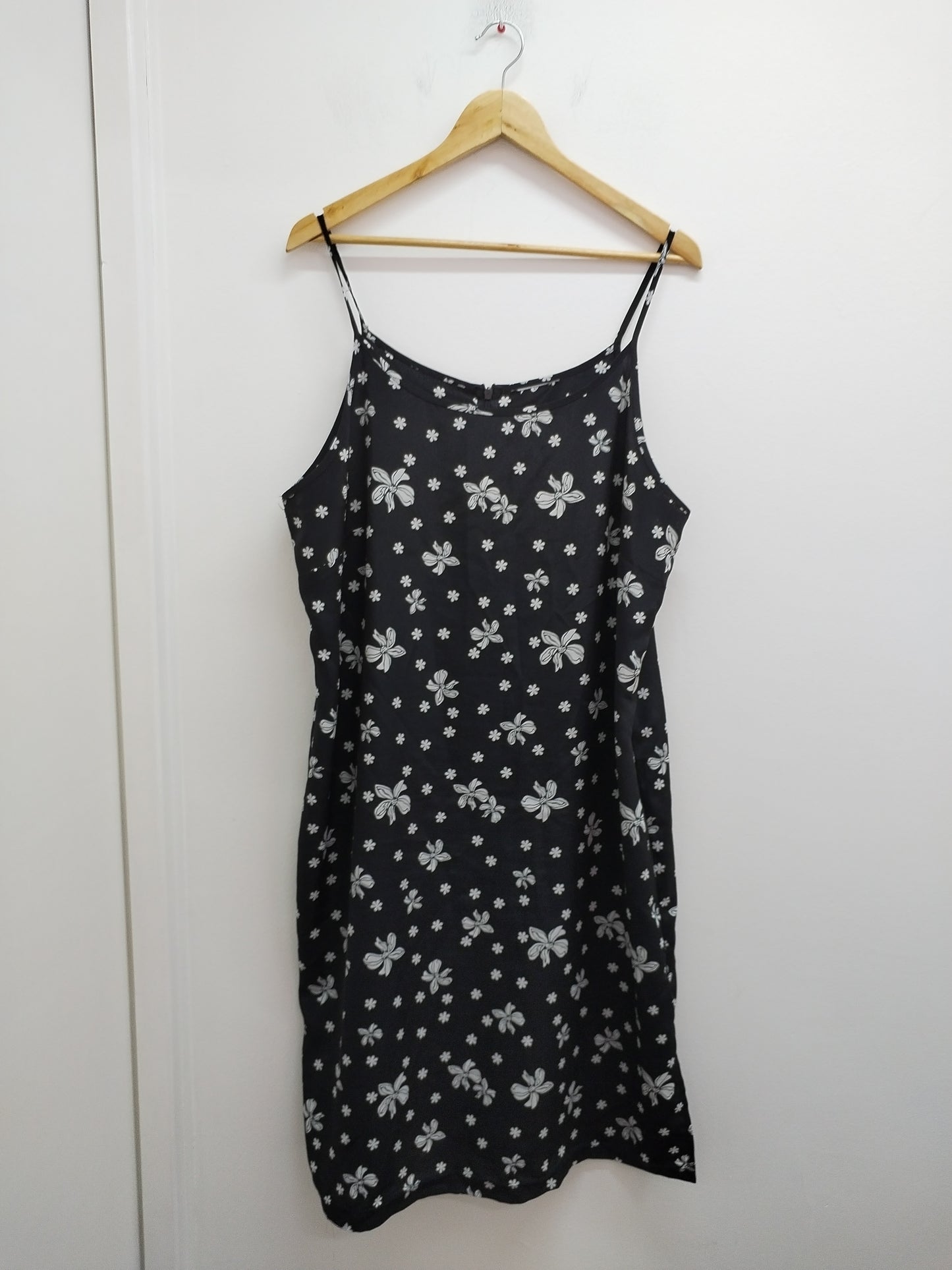 Robe à bretelles noire fleurie Taille 50/52