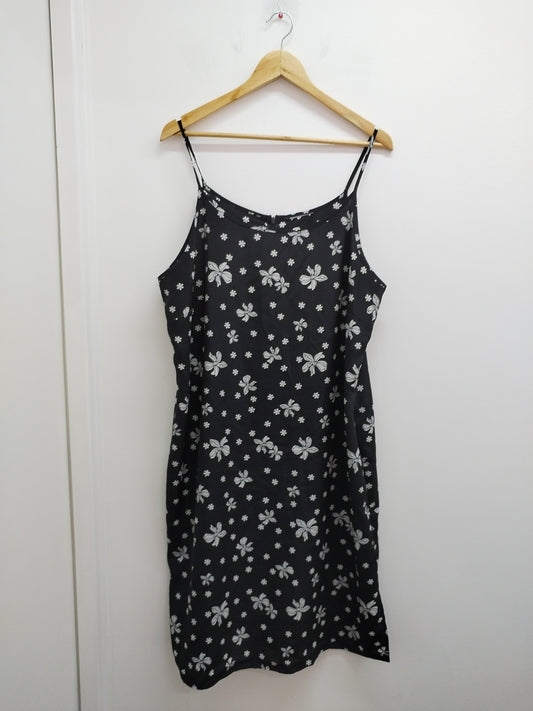 Robe à bretelles noire fleurie Taille 50/52