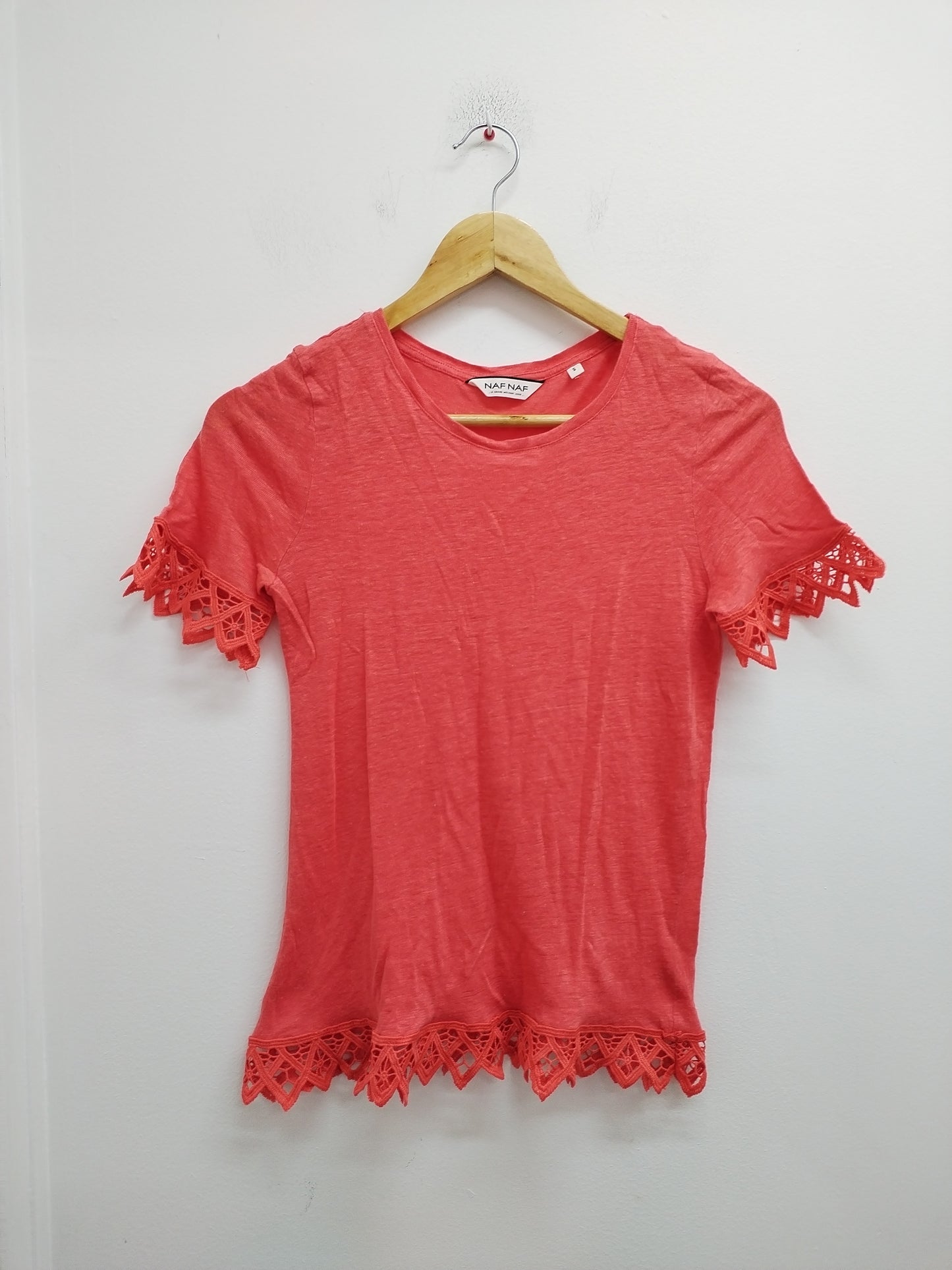 T-shirt Naf-Naf rouge orangé avec dentelle Taille S