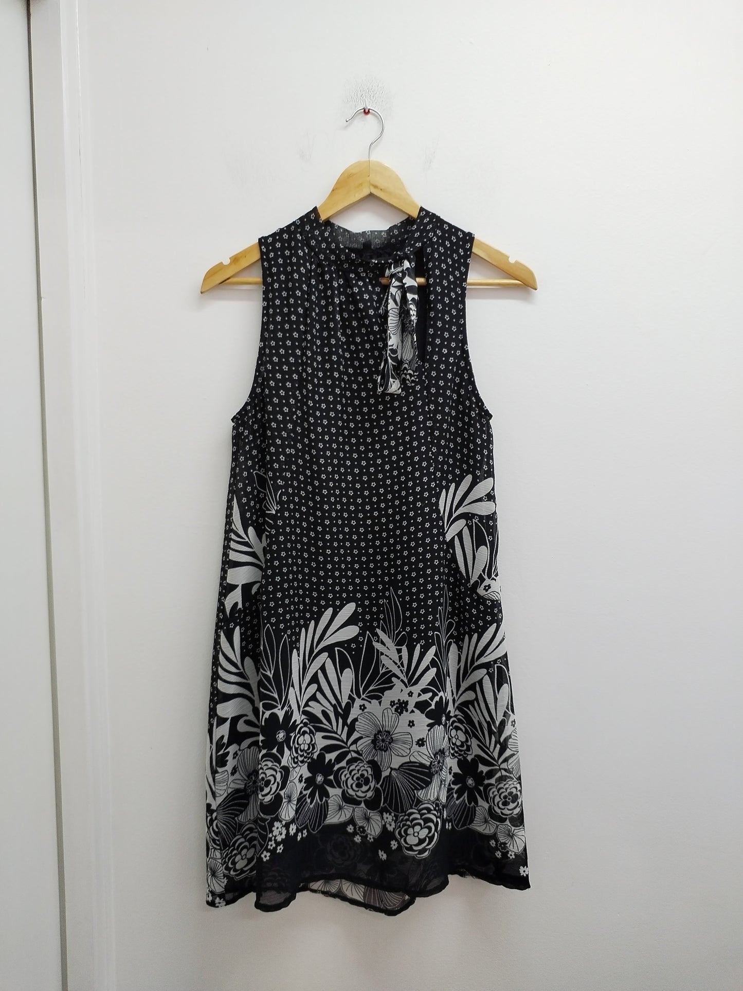 Robe sans manches noire et blanche fleurie Taille 38