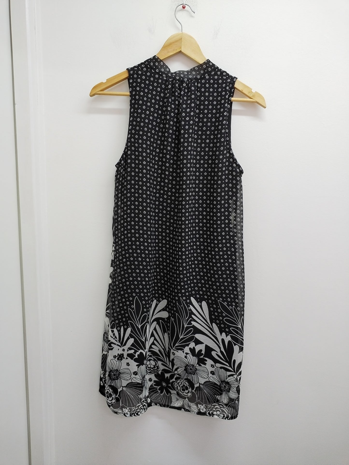 Robe sans manches noire et blanche fleurie Taille 38