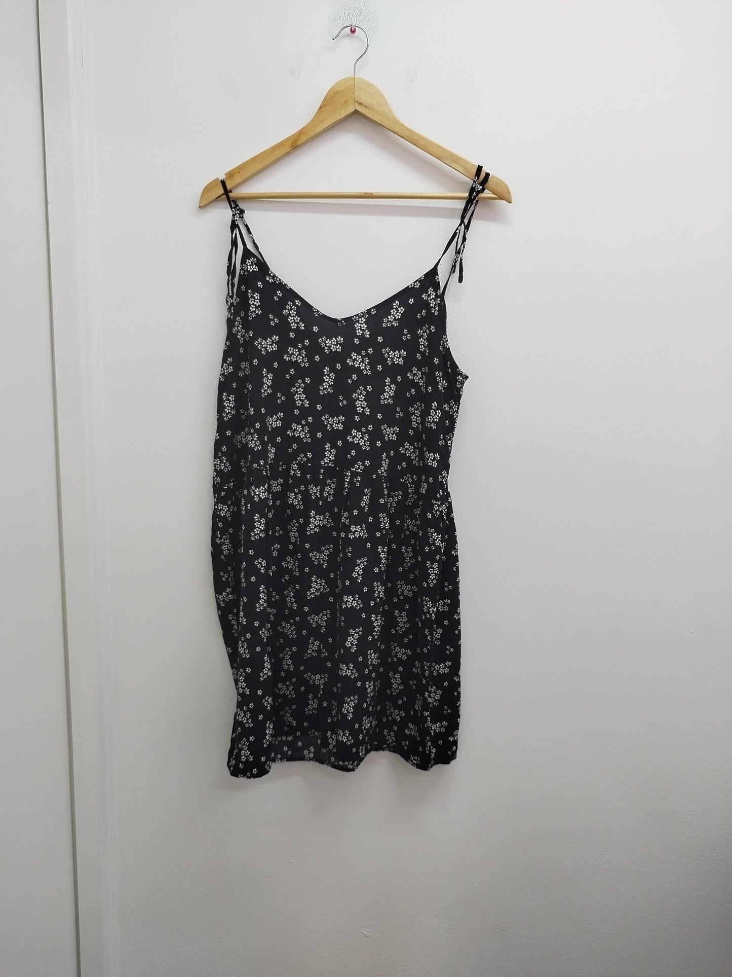 Robe courte à bretelles Kiabi noire fleurie Taille 42