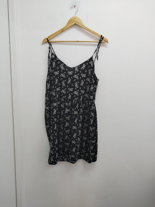 Robe courte à bretelles Kiabi noire fleurie Taille 42