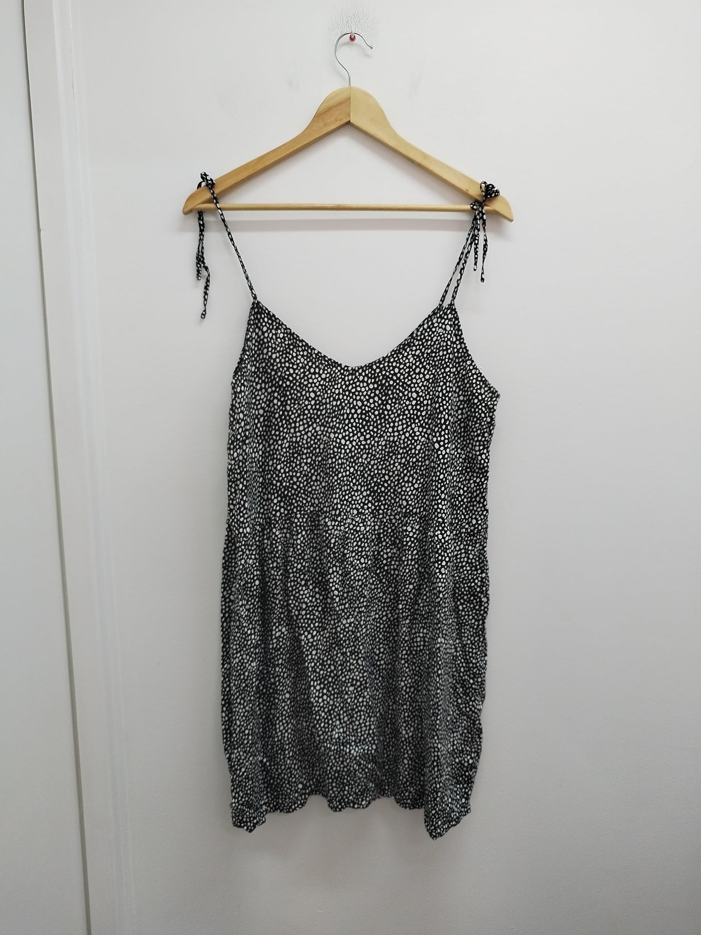 Robe courtes à bretelles Kiabi noire et blanche à motifs Taille 42