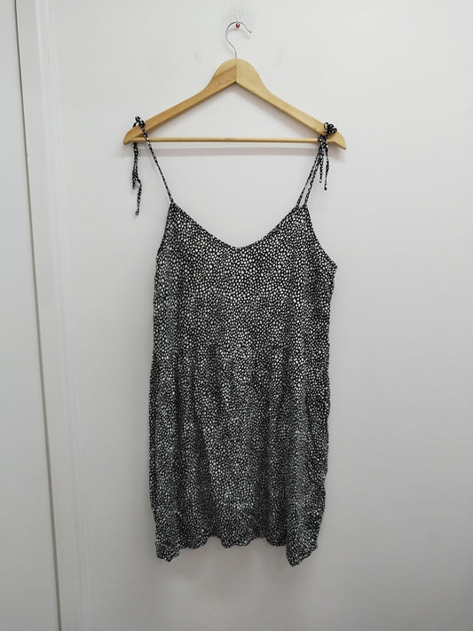 Robe courtes à bretelles Kiabi noire et blanche à motifs Taille 42