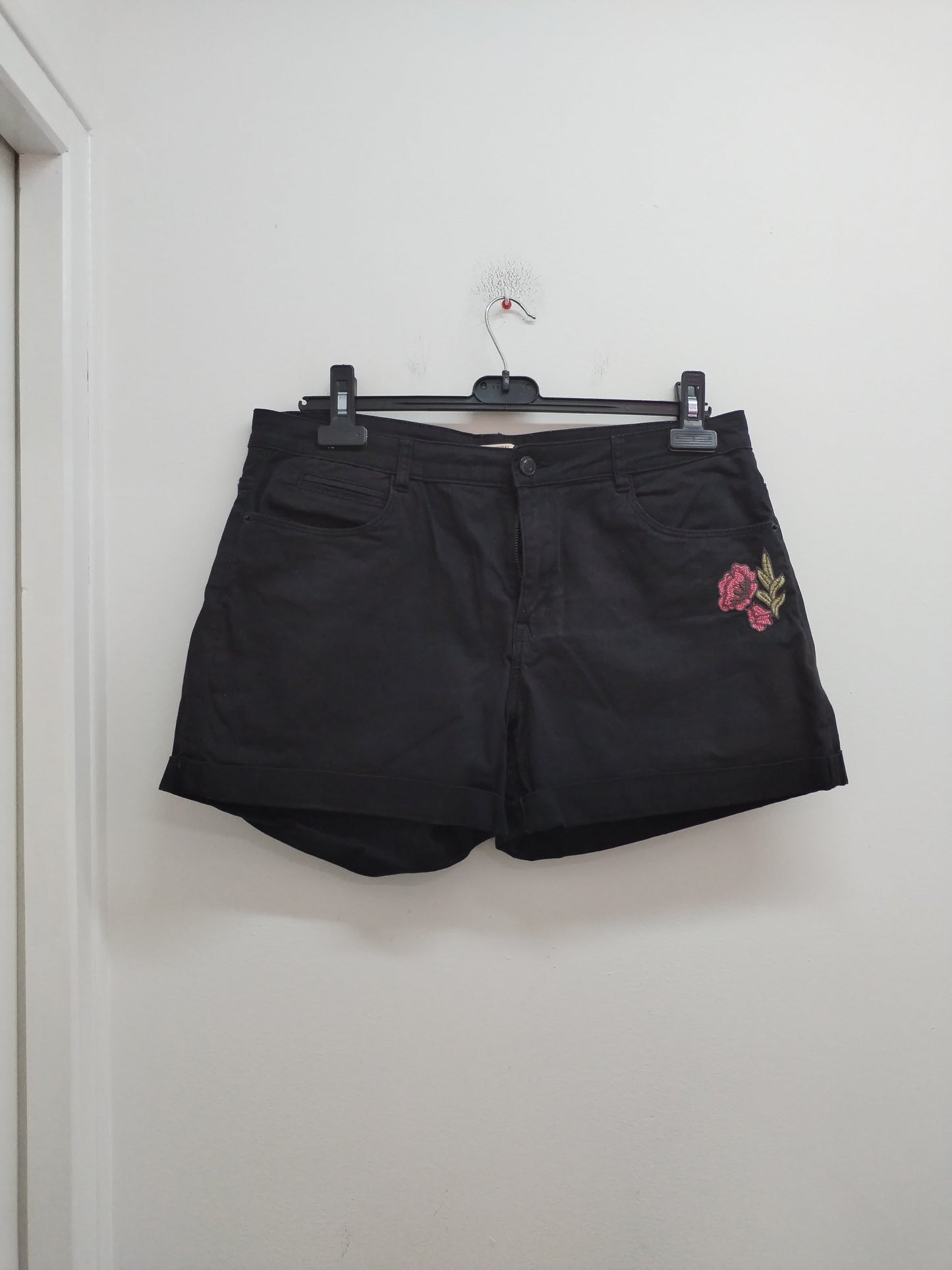 Short en jeans Camaïeu noir avec roses brodées Taille 44