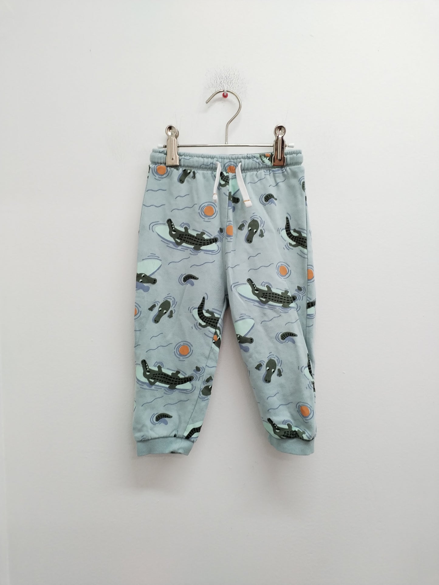 Jogging Kiabi bleu clair motifs crocodile Taille 24 Mois