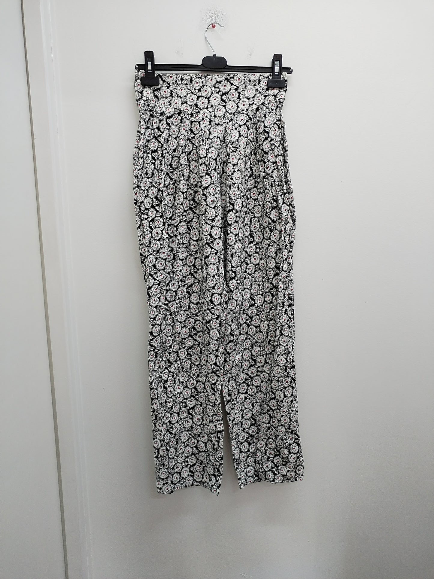 Pantalon fluide noir fleuri blanc Taille 36