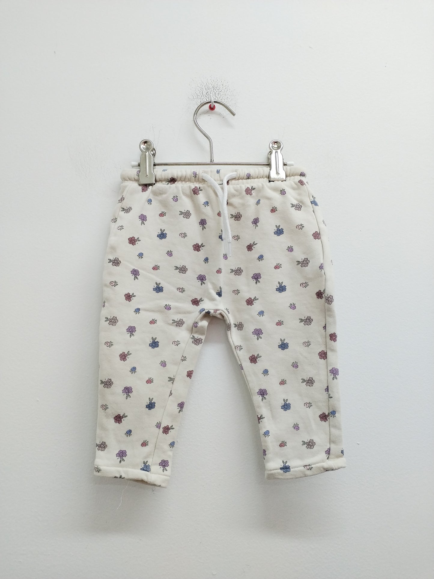 Jogging Kiabi beige fleuri Taille 9 Mois