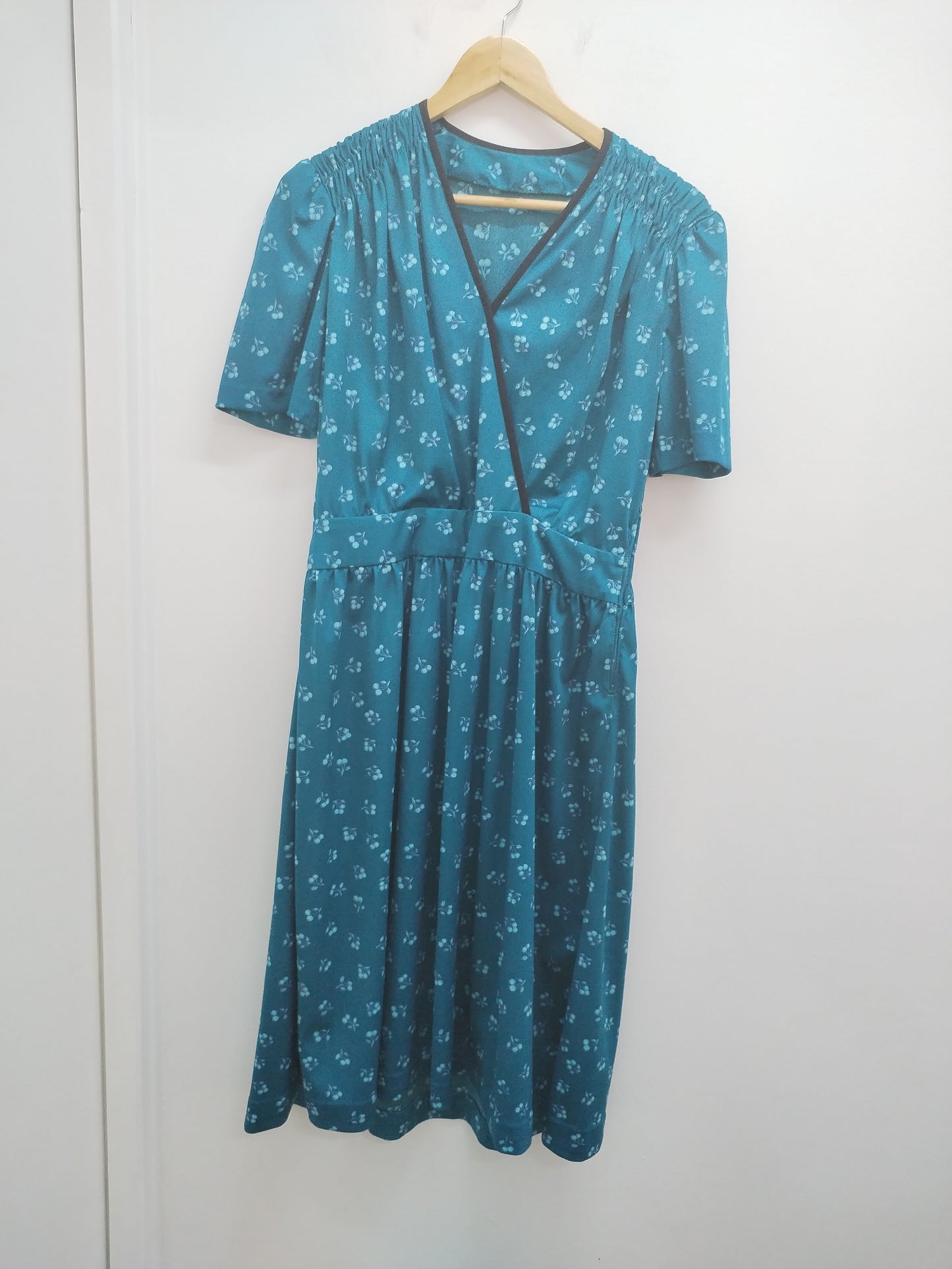 Robe manches courtes bleu canard motifs "cerises" Taille M