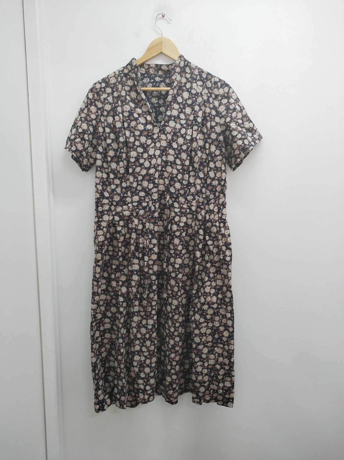 Robe manches courtes noire fleurie Taille L