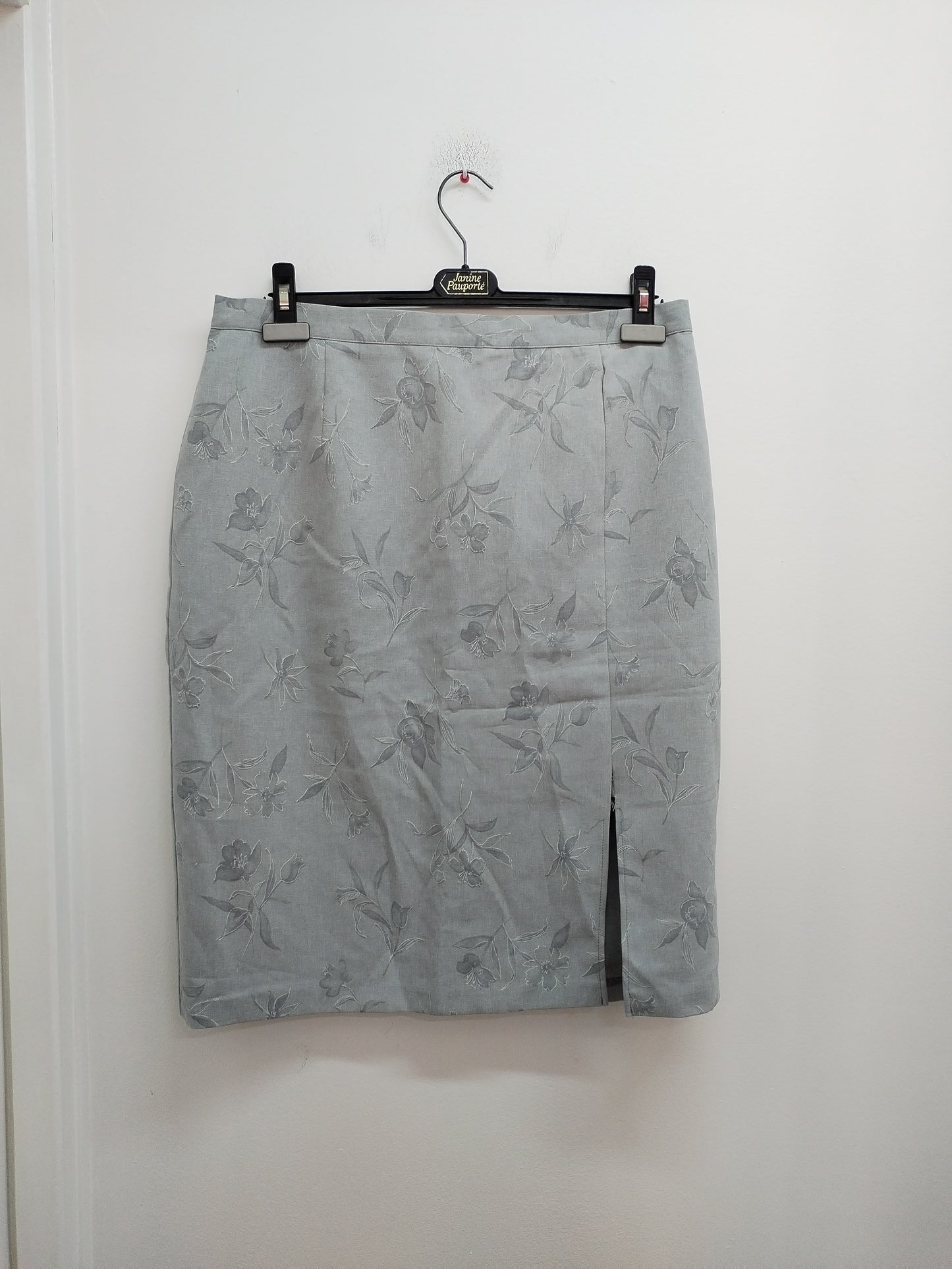 Jupe mi-longue grise fleurie Taille 44