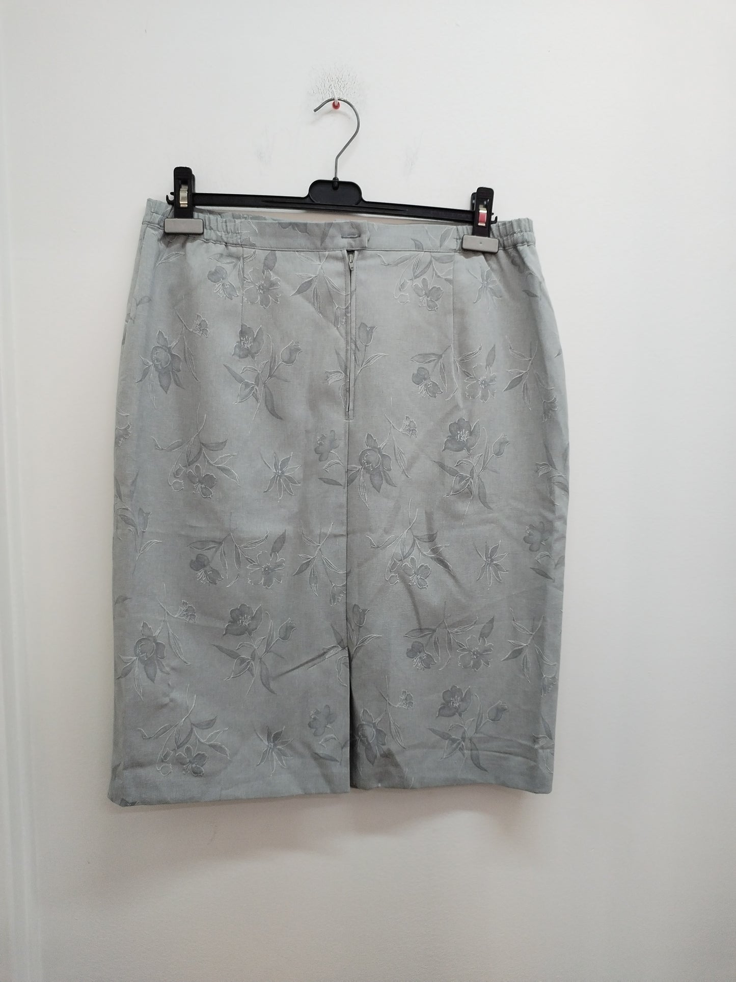 Jupe mi-longue grise fleurie Taille 44