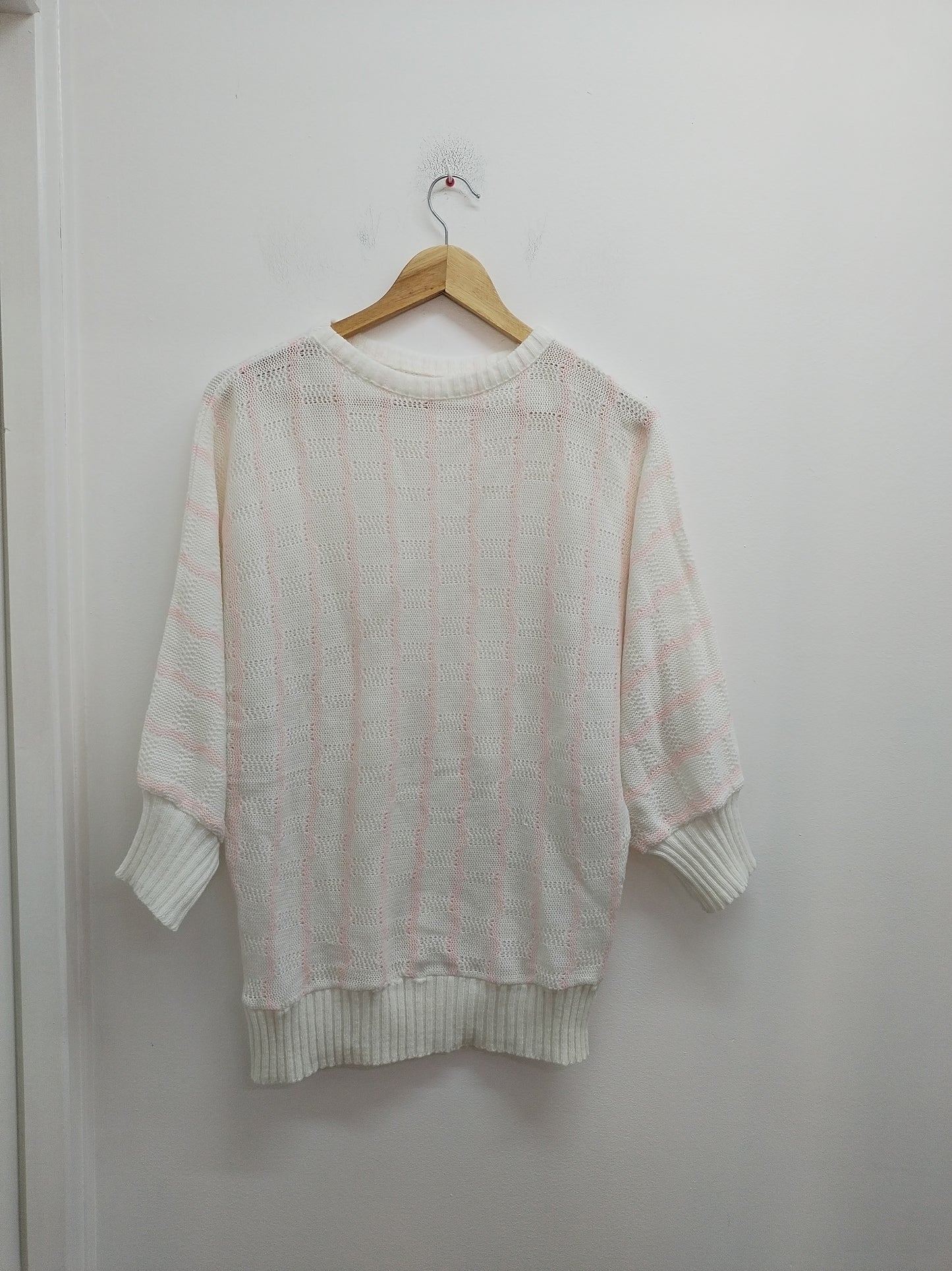 Pull manches courtes chauve-souris mailles ajourées blanc à rayures roses Taille M