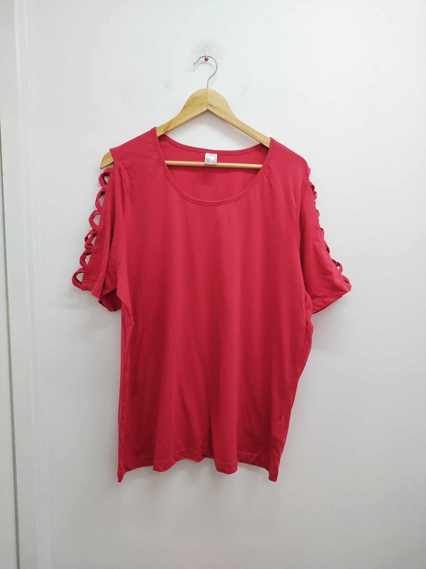 T-shirt rouge avec épaules ajourées Taille 52