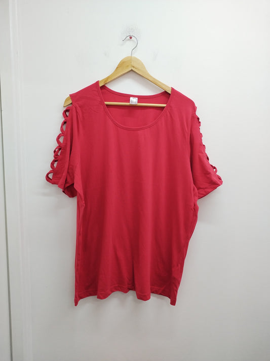 T-shirt rouge avec épaules ajourées Taille 52