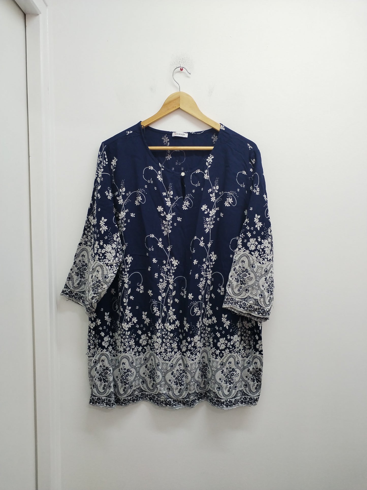 Tunique manches 3/4 Damart marine et blanche fleurie Taille 54