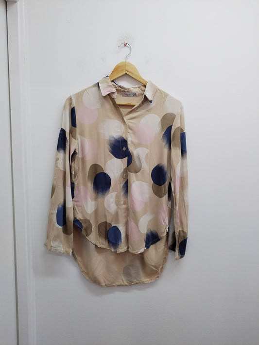 Chemise OxxyZen beige à motifs roses et bleus Taille S