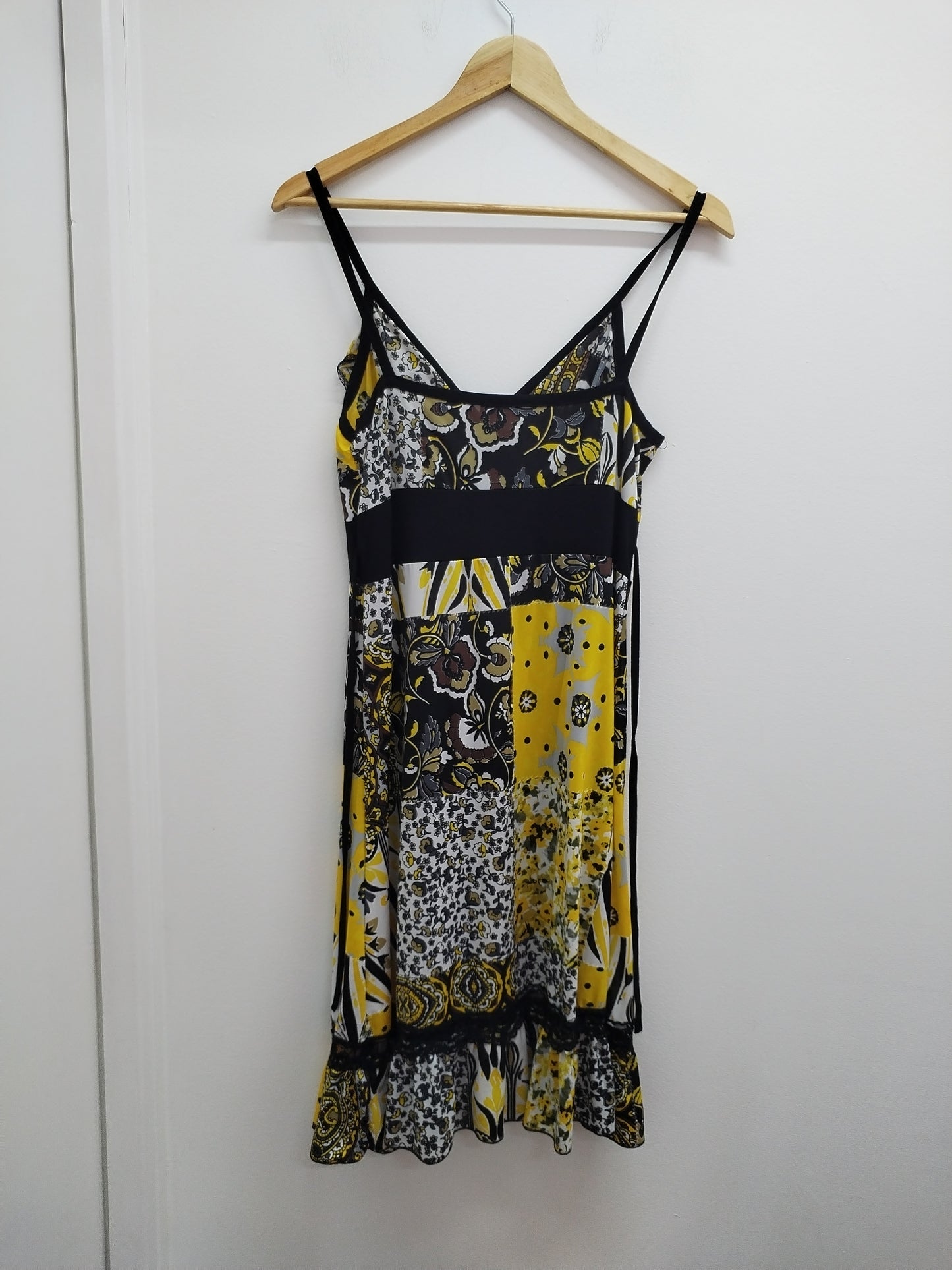 Robe à bretelles Jus d'Orange noire et imprimé blanc et jaune Taille M