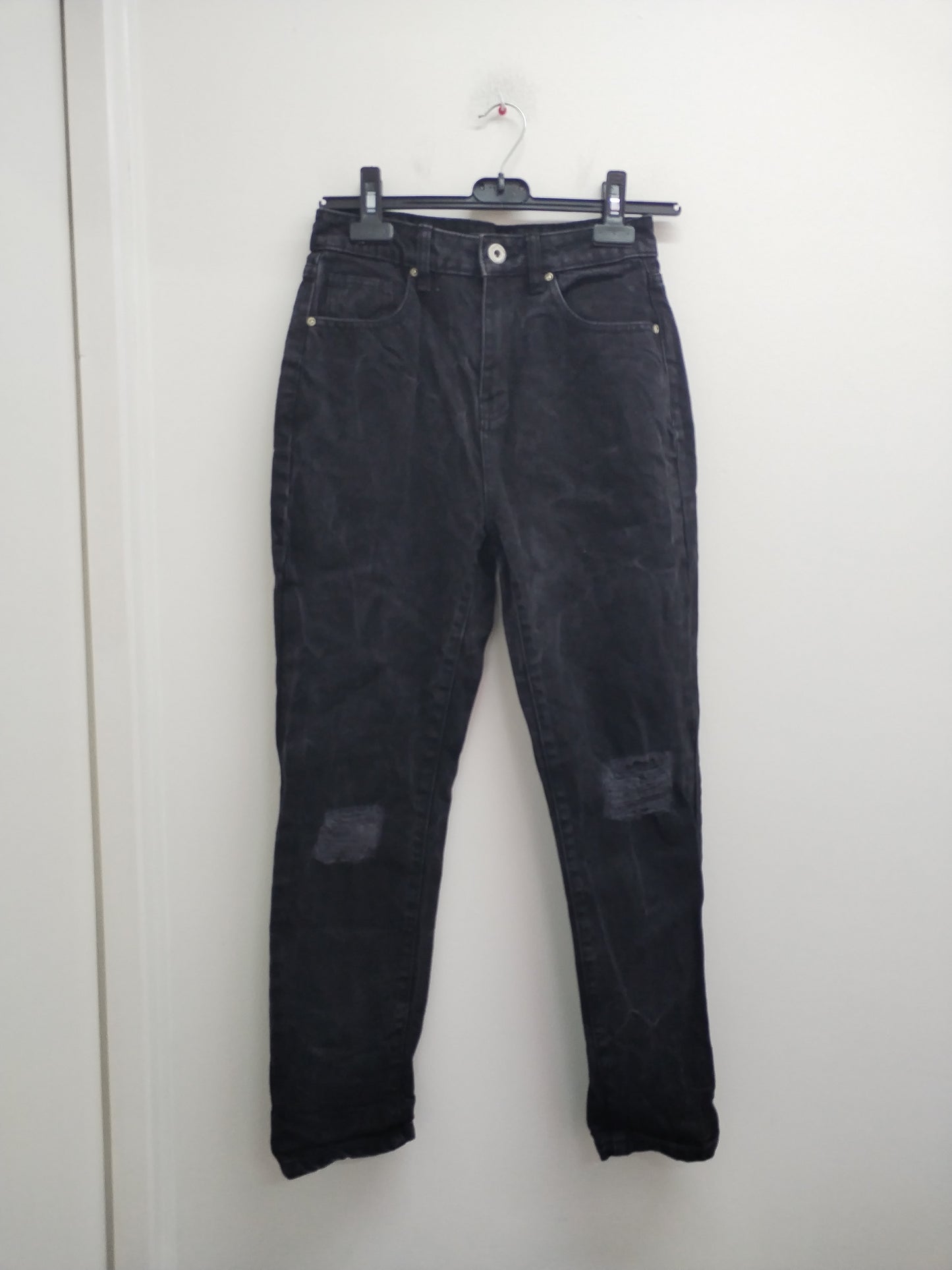 Jeans Mom Boohoo noir délavé avec "usure aux genoux" Taille 34