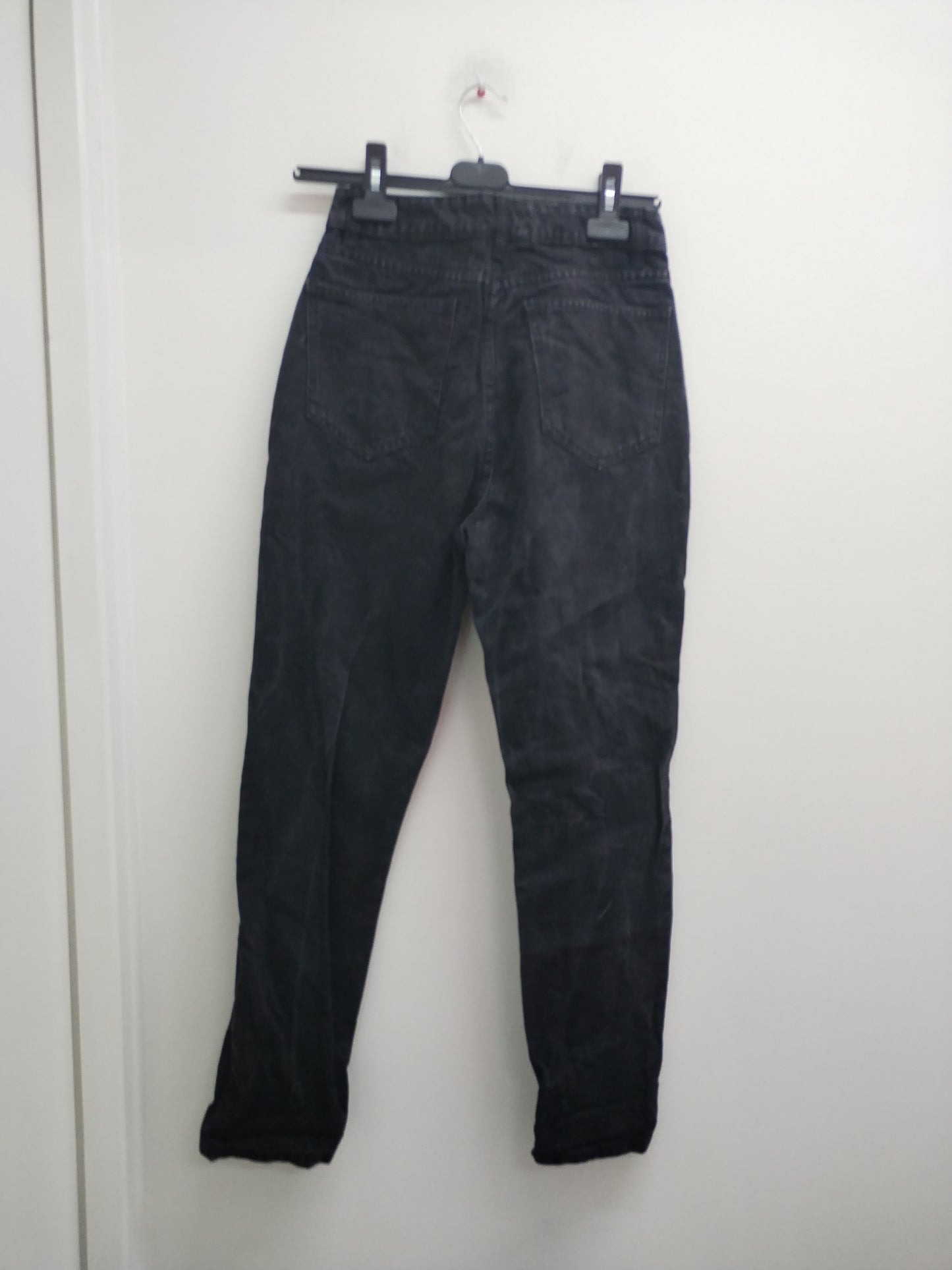 Jeans Mom Boohoo noir délavé avec "usure aux genoux" Taille 34