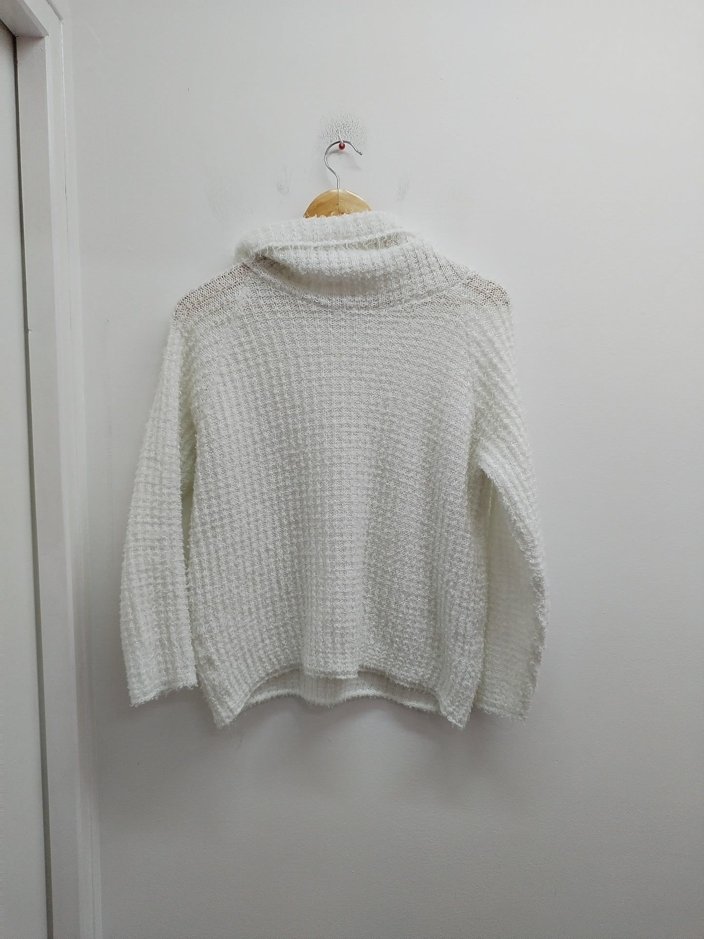 Pull maille poilue avec col blanc Taille L