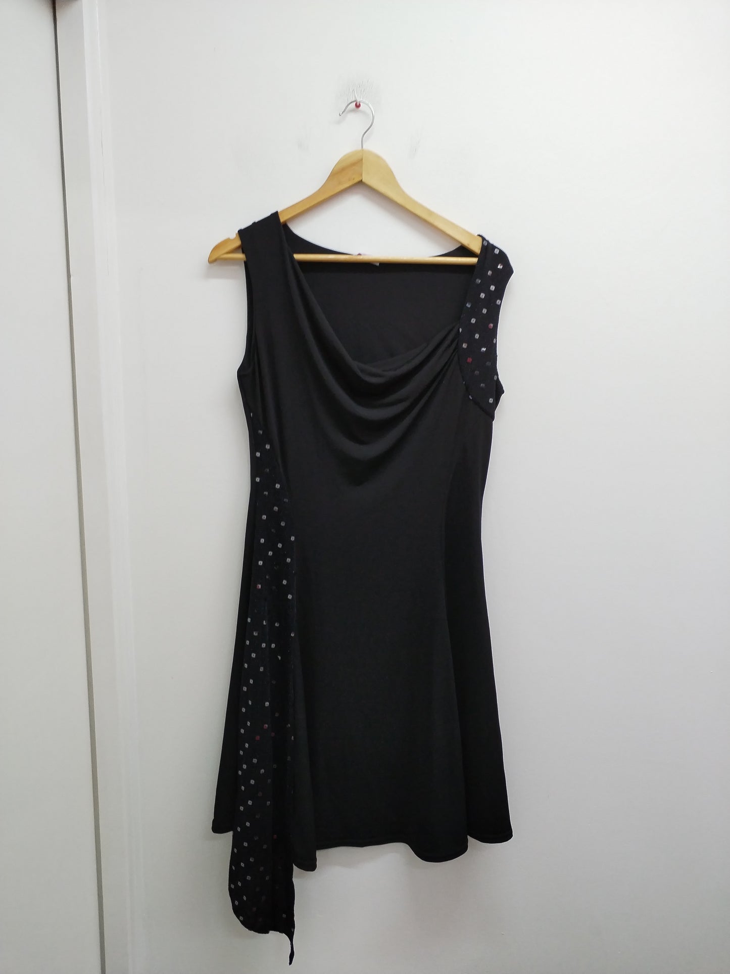 Robe sans manche asymétrique Dass & Co noire avec strass Taille L