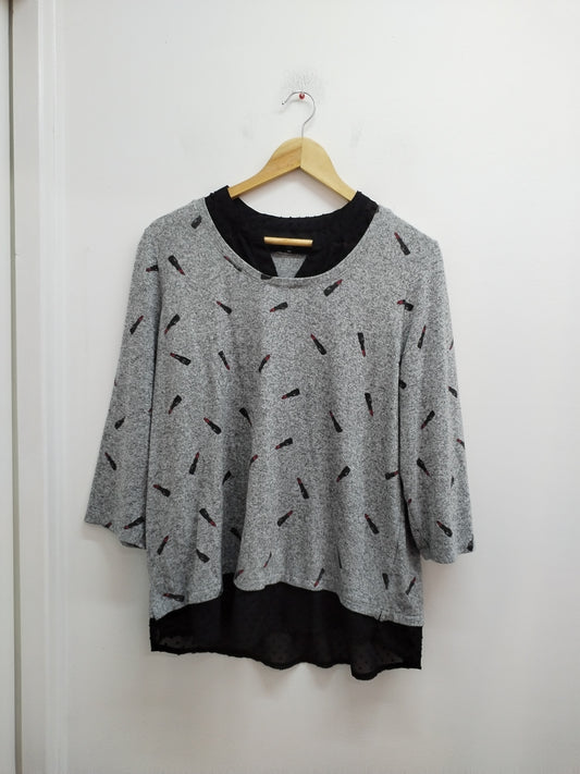 Pull chemise manches 3/4 gris chiné et noir avec motifs "rouge à lèvres" Taille XL