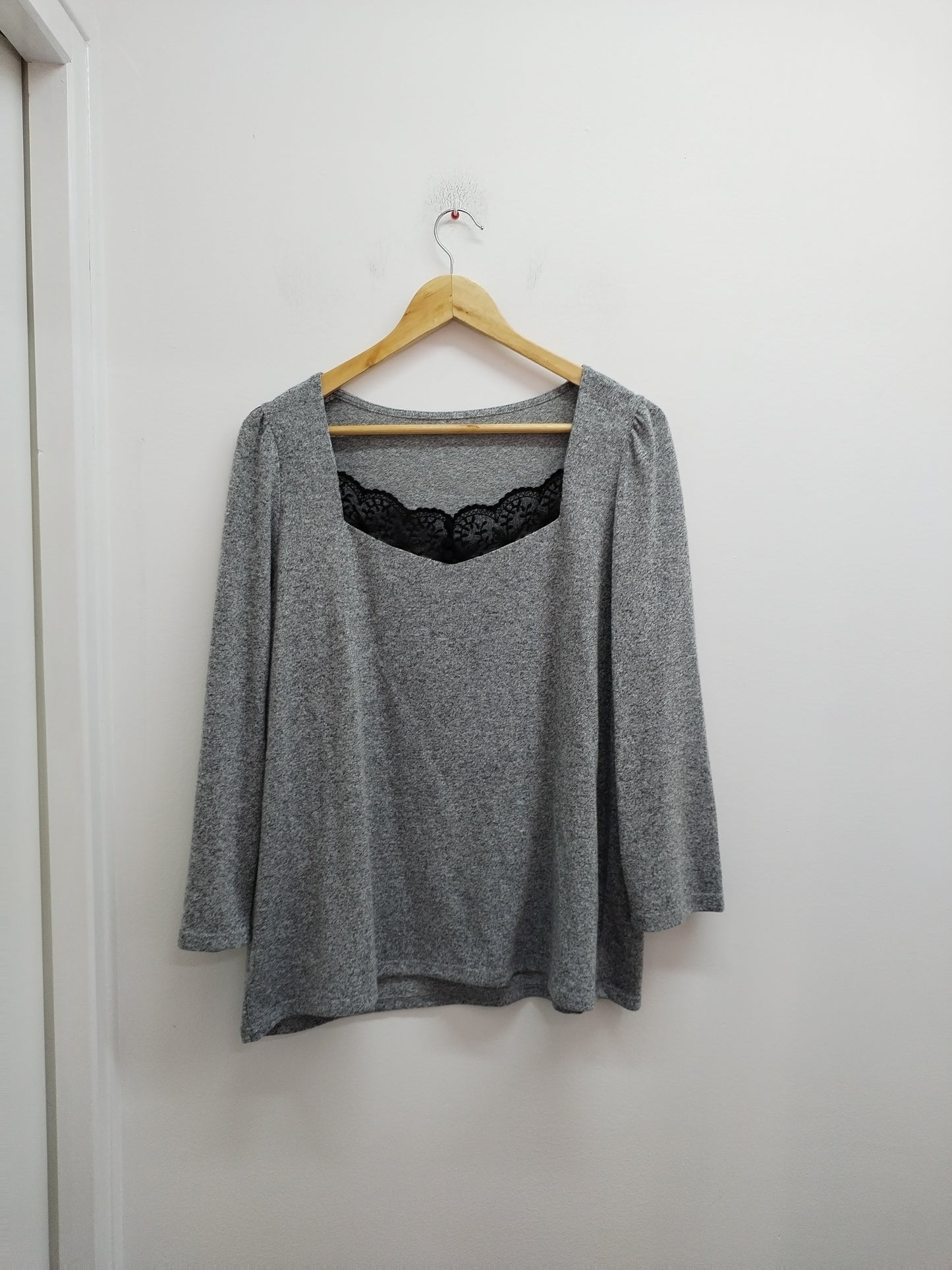 Pull fin manches 3/4 gris chiné avec dentelle noire Taille L