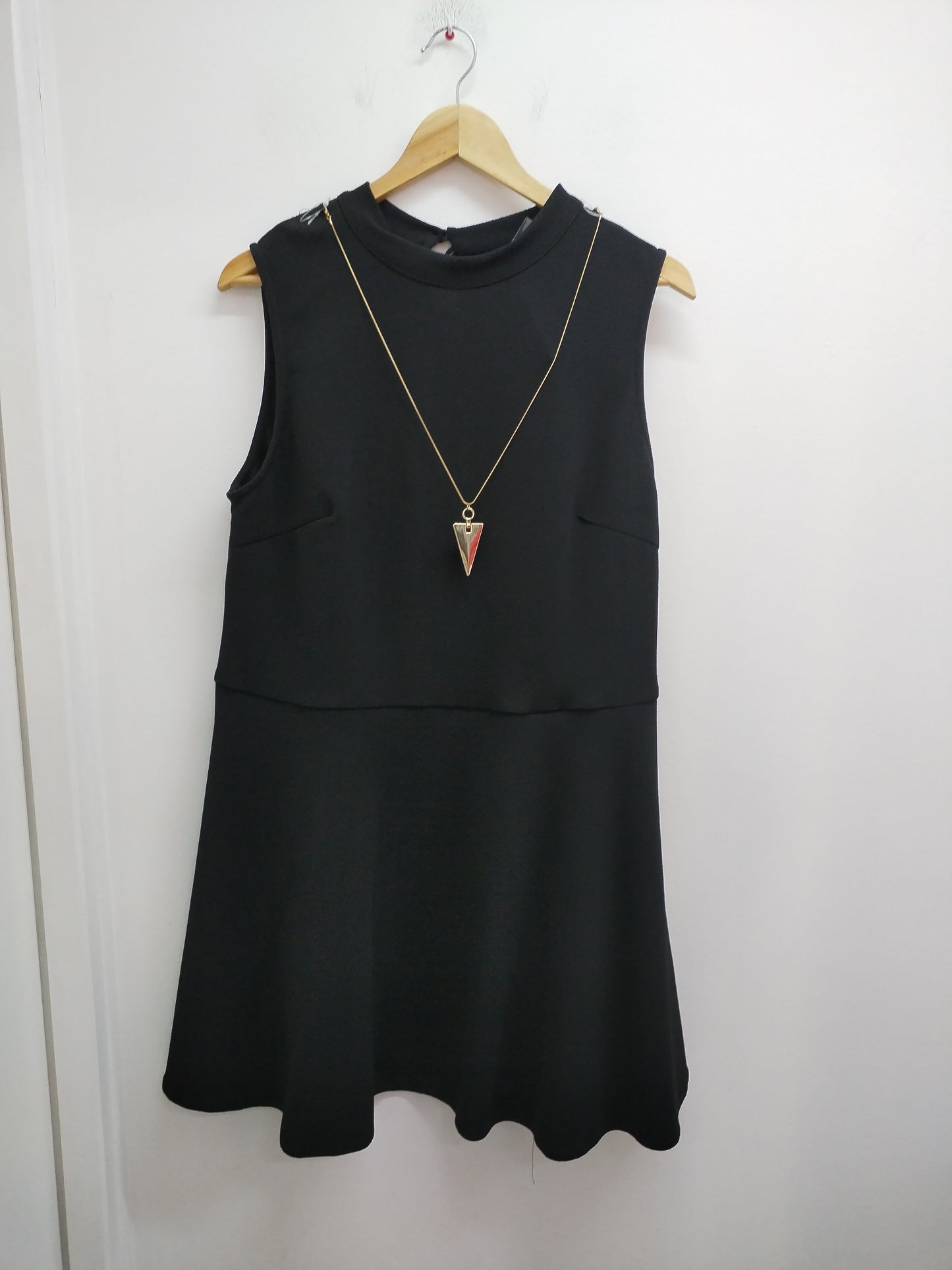 Robe sans manche Atmosphère noire avec collier Taille 48